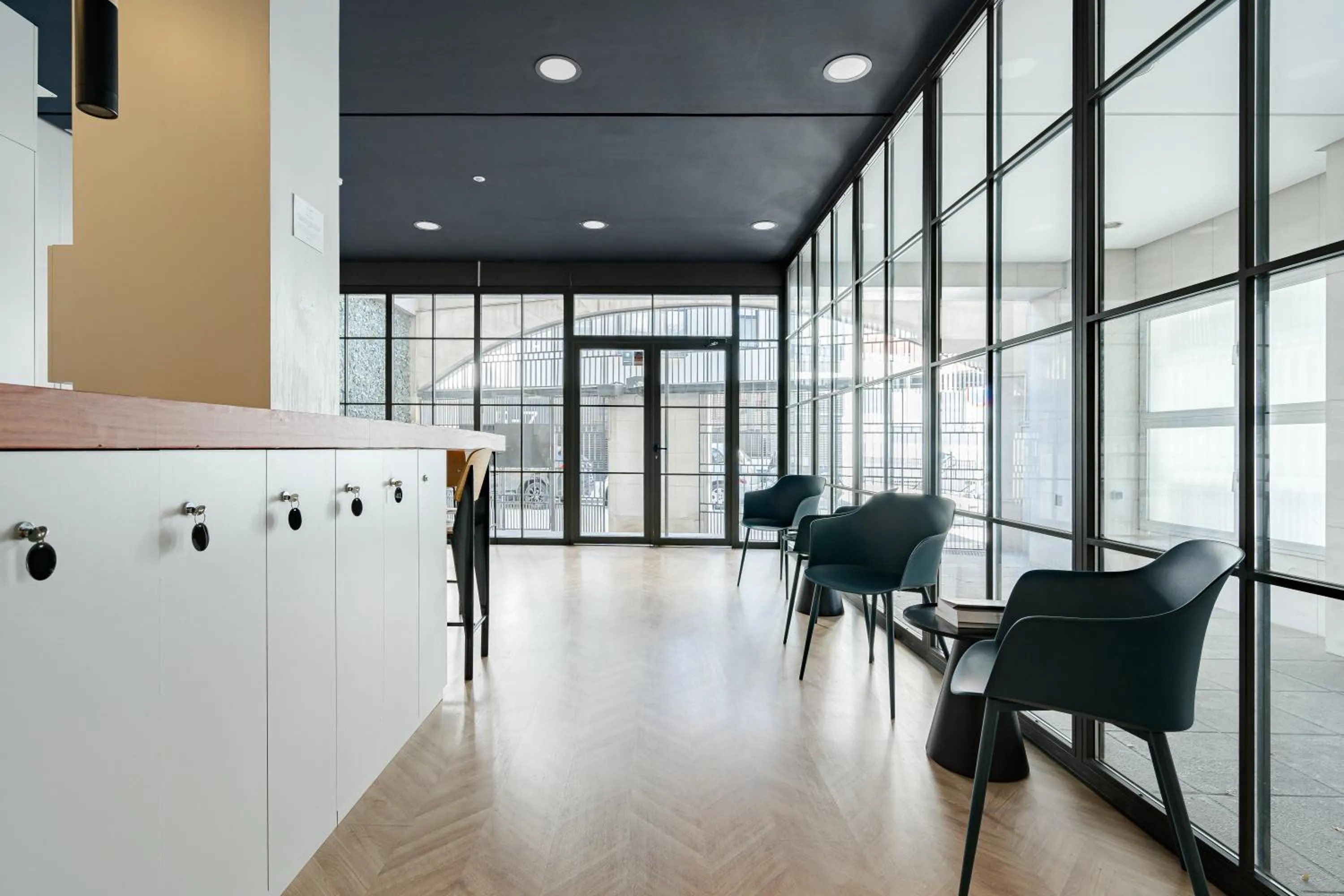 microwave in Feelathome Waldorf Suites Apartments