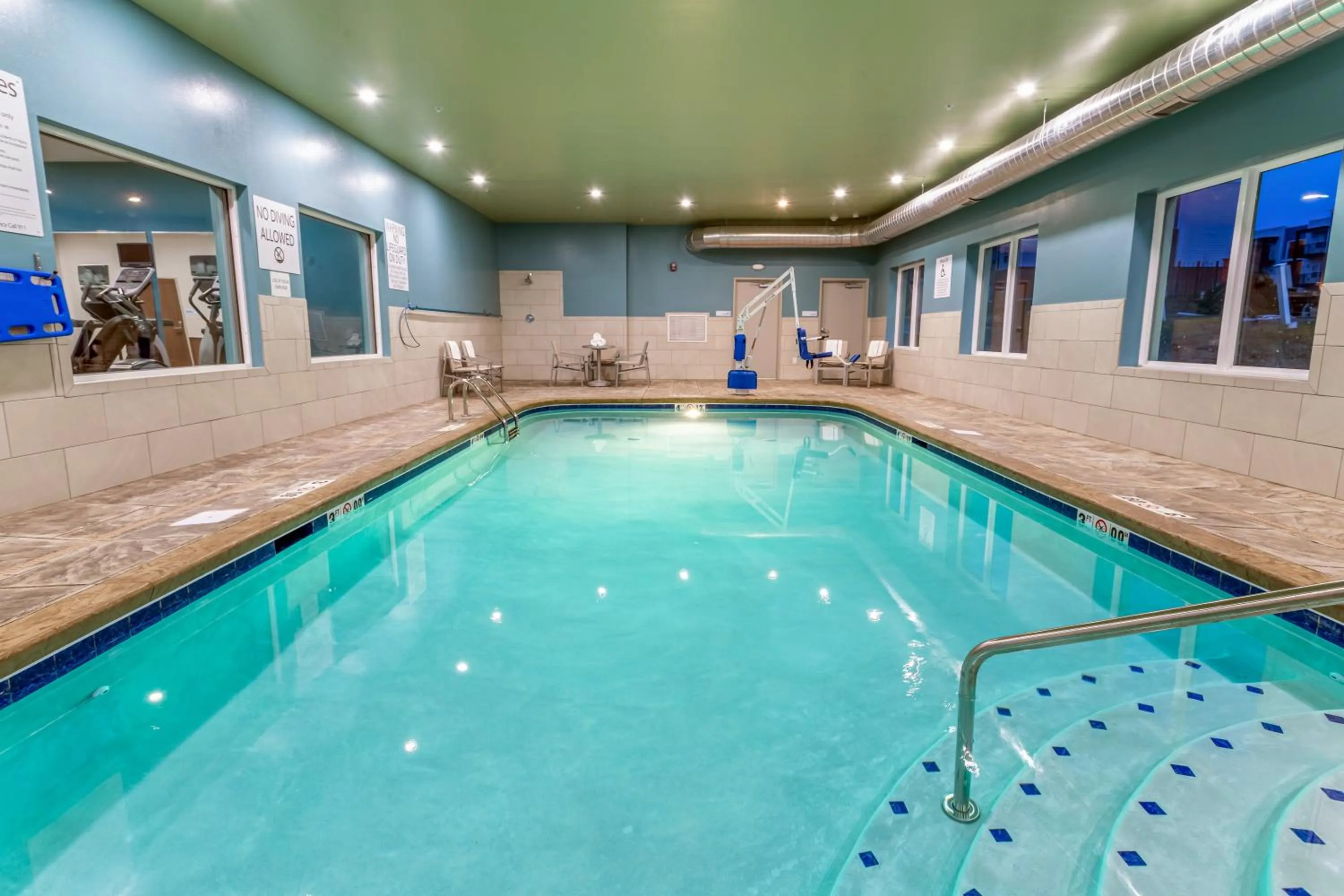 Swimming pool in Holiday Inn Express & Suites - Columbus - Worthington by IHG