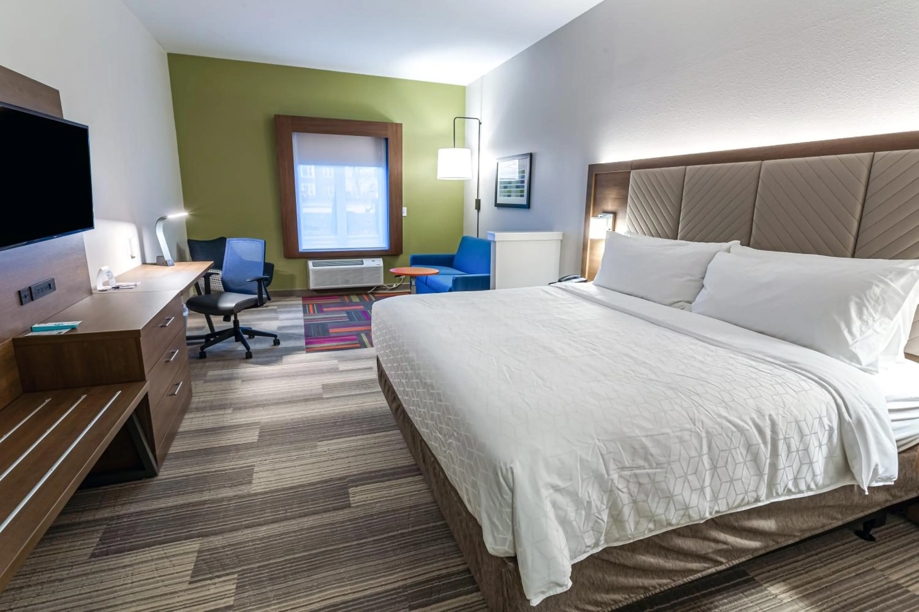 Bed in Holiday Inn Express & Suites - Columbus - Worthington by IHG