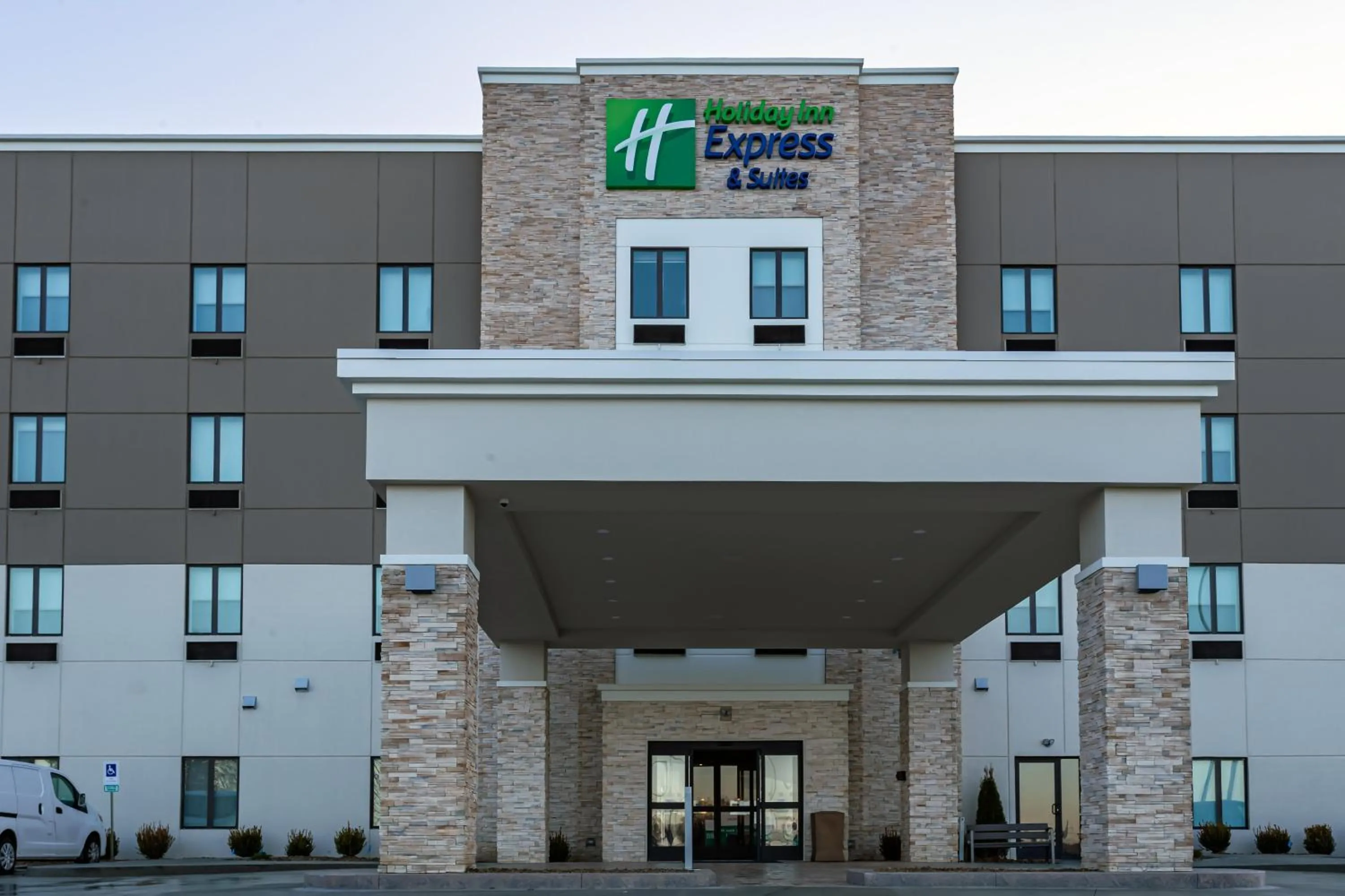 Property building in Holiday Inn Express & Suites - Columbus - Worthington by IHG