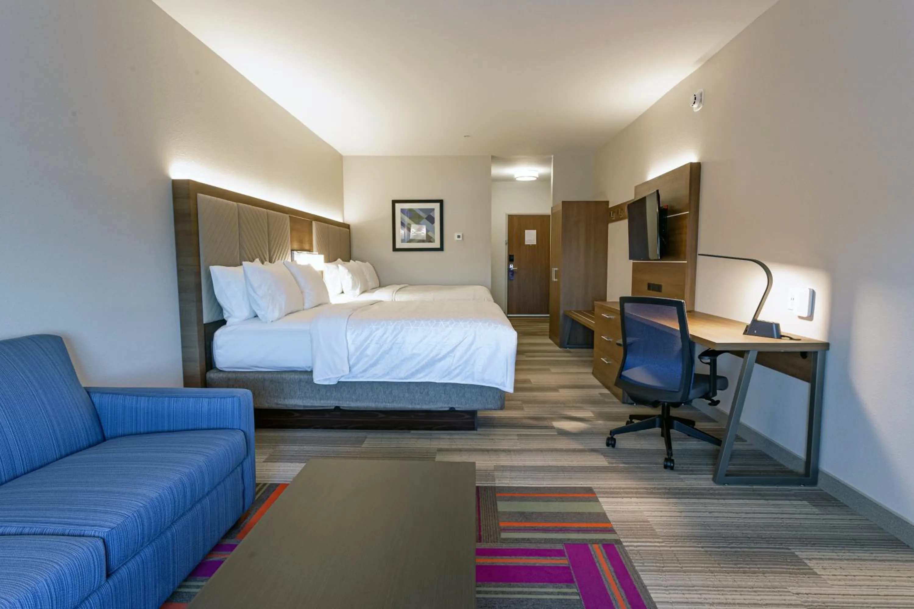Photo of the whole room, Bed in Holiday Inn Express & Suites - Columbus - Worthington by IHG