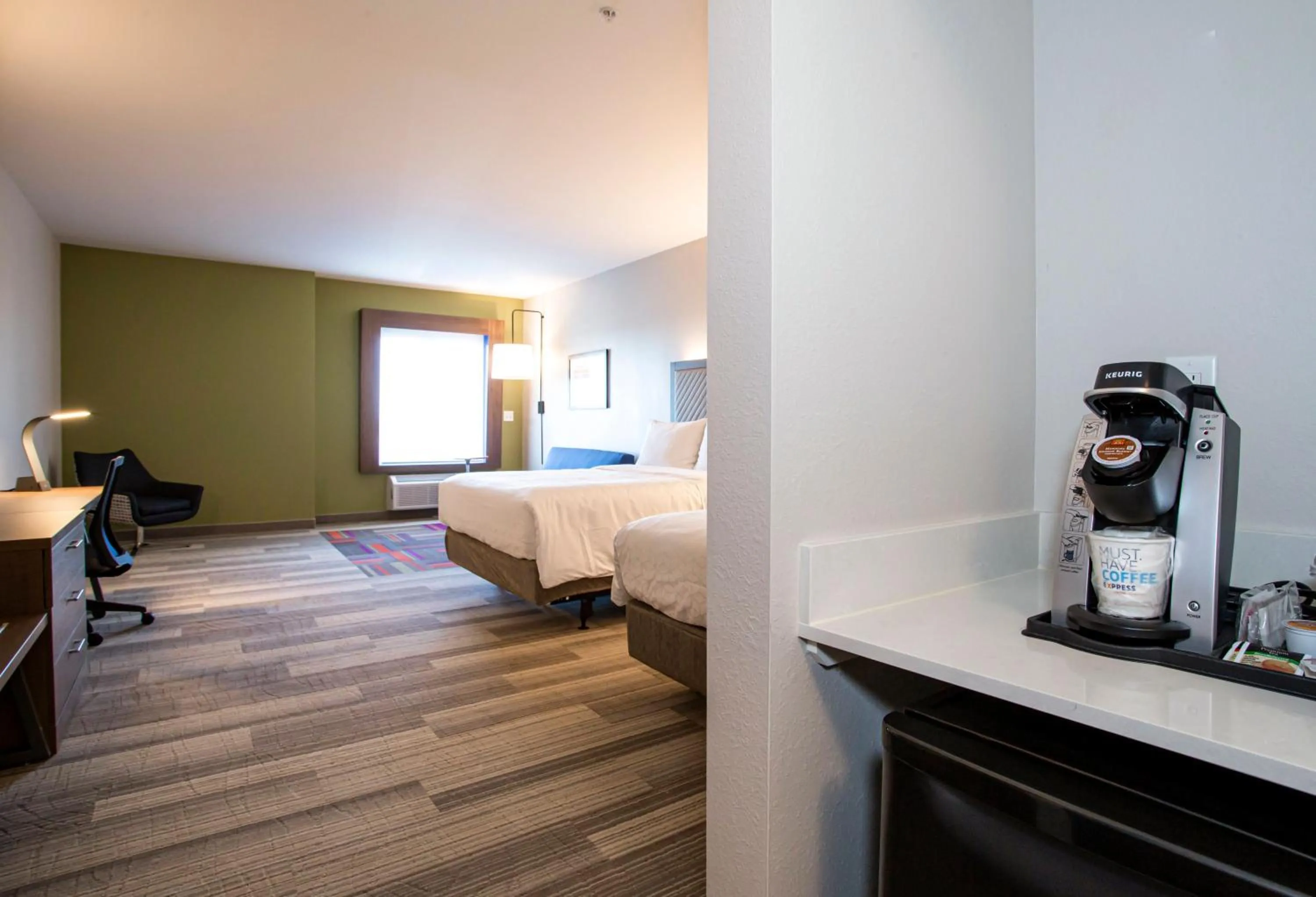 Photo of the whole room, Bed in Holiday Inn Express & Suites - Columbus - Worthington by IHG