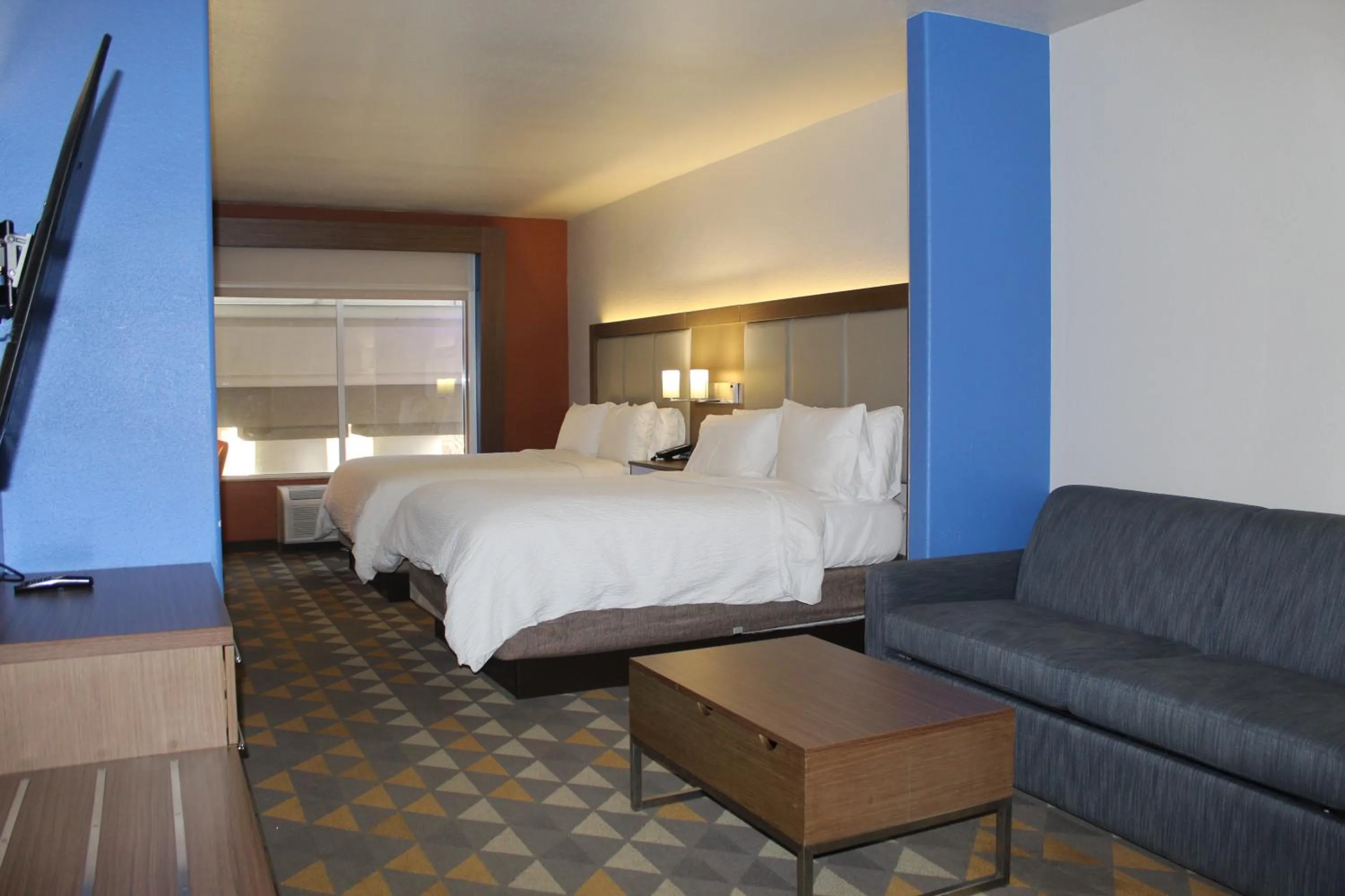 Living room, Bed in Holiday Inn Express & Suites - Beloit by IHG