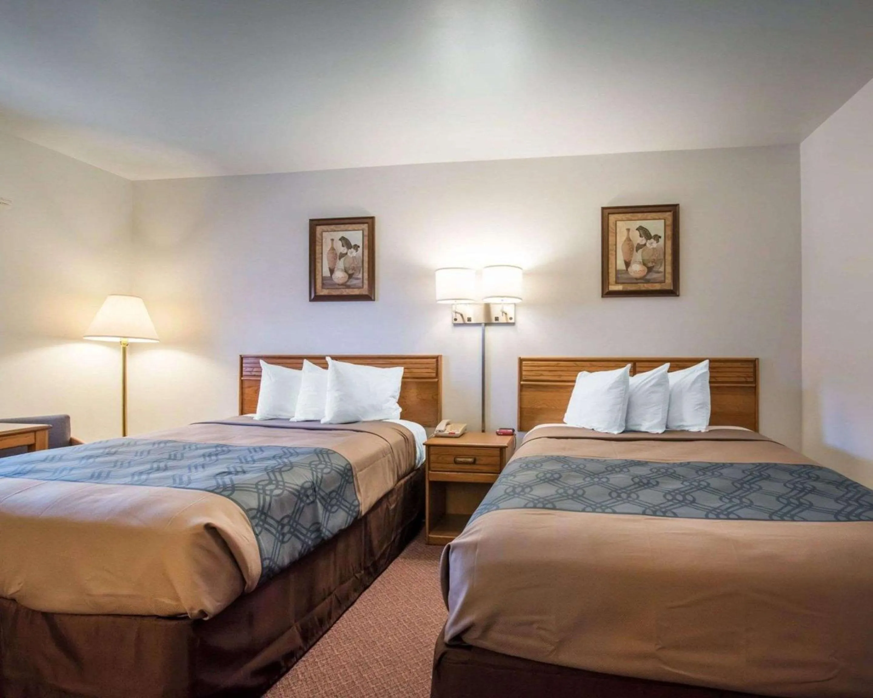 Photo of the whole room in Econo Lodge