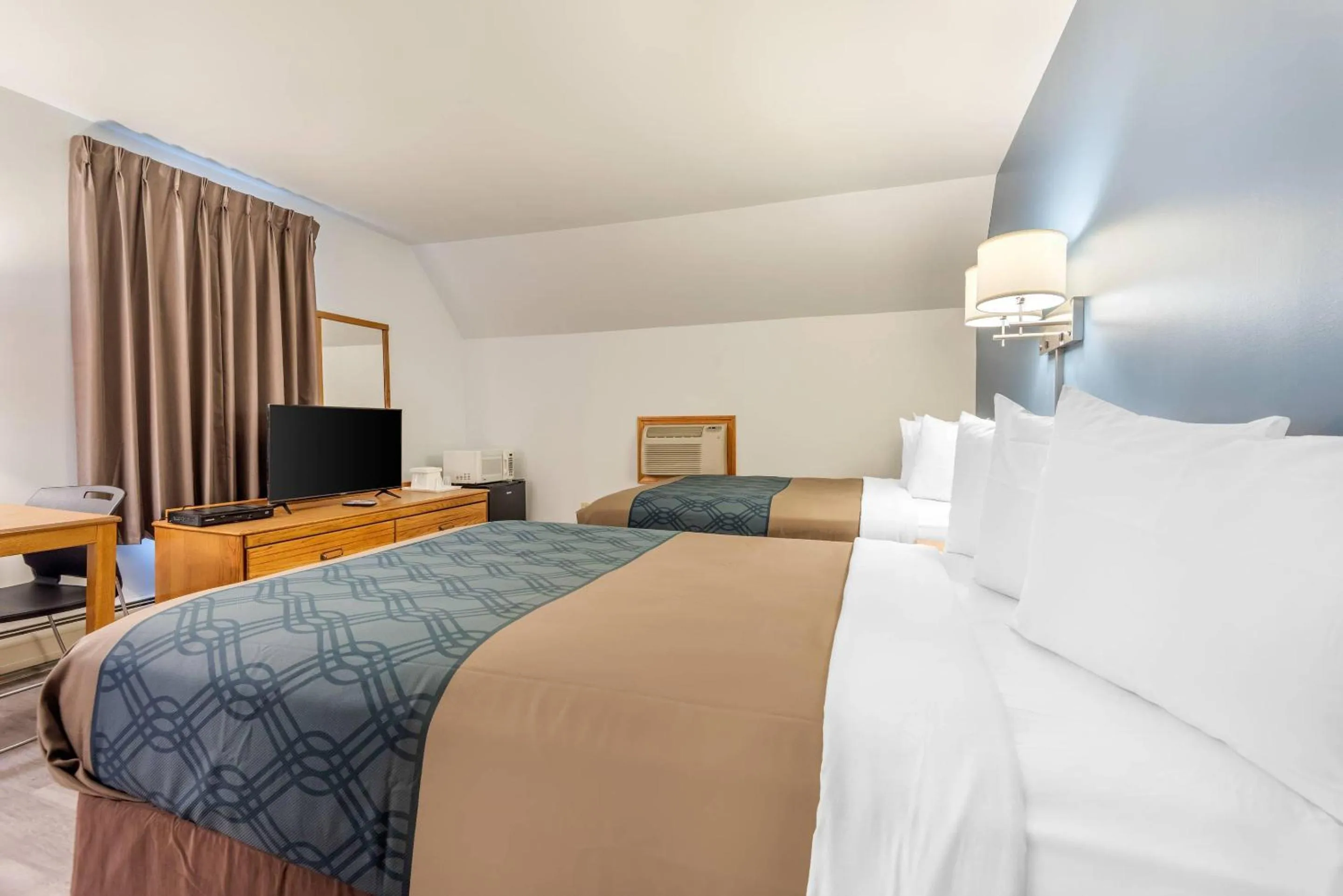 Bedroom, Bed in Econo Lodge Saint Albans