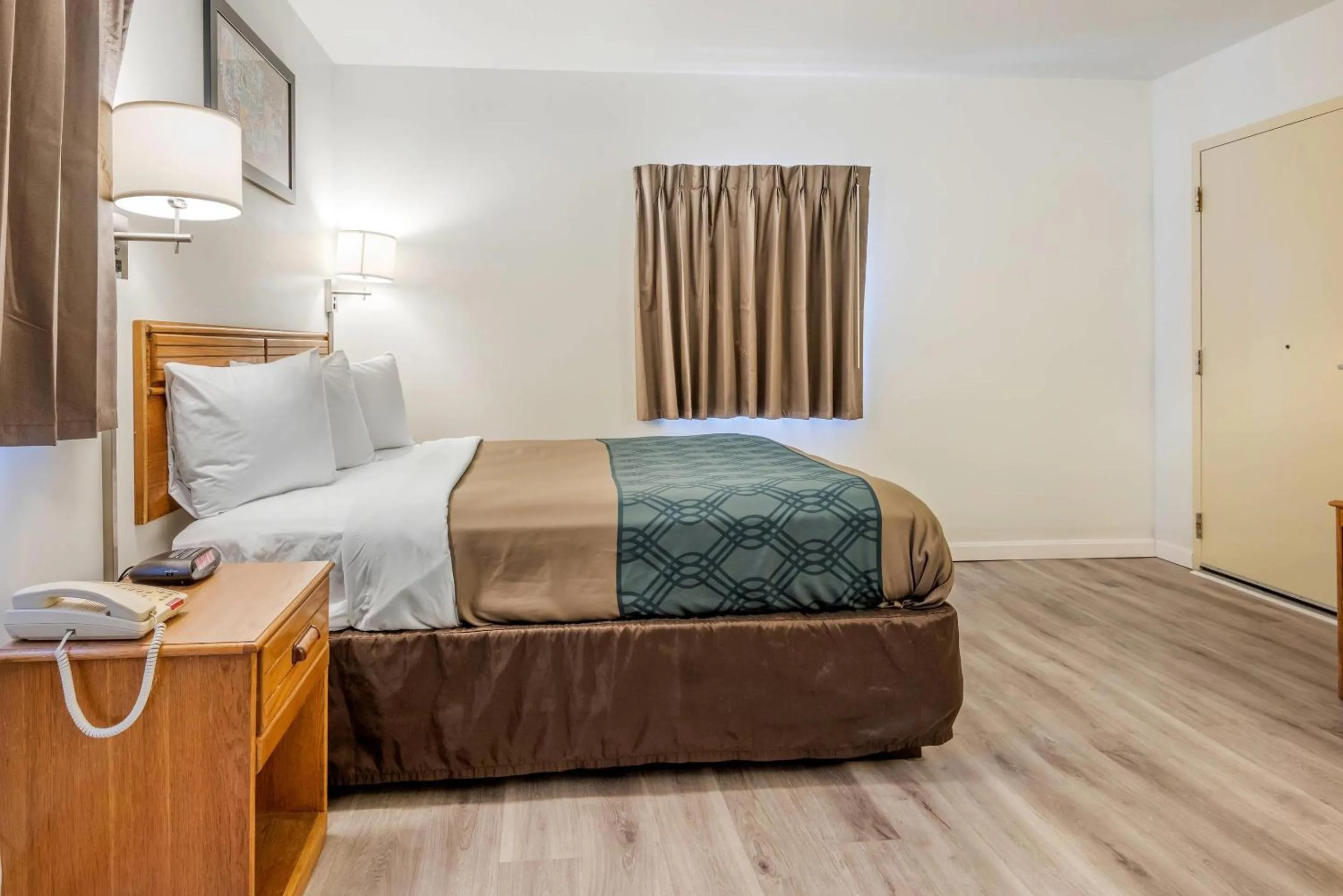 Bedroom, Bed in Econo Lodge Saint Albans