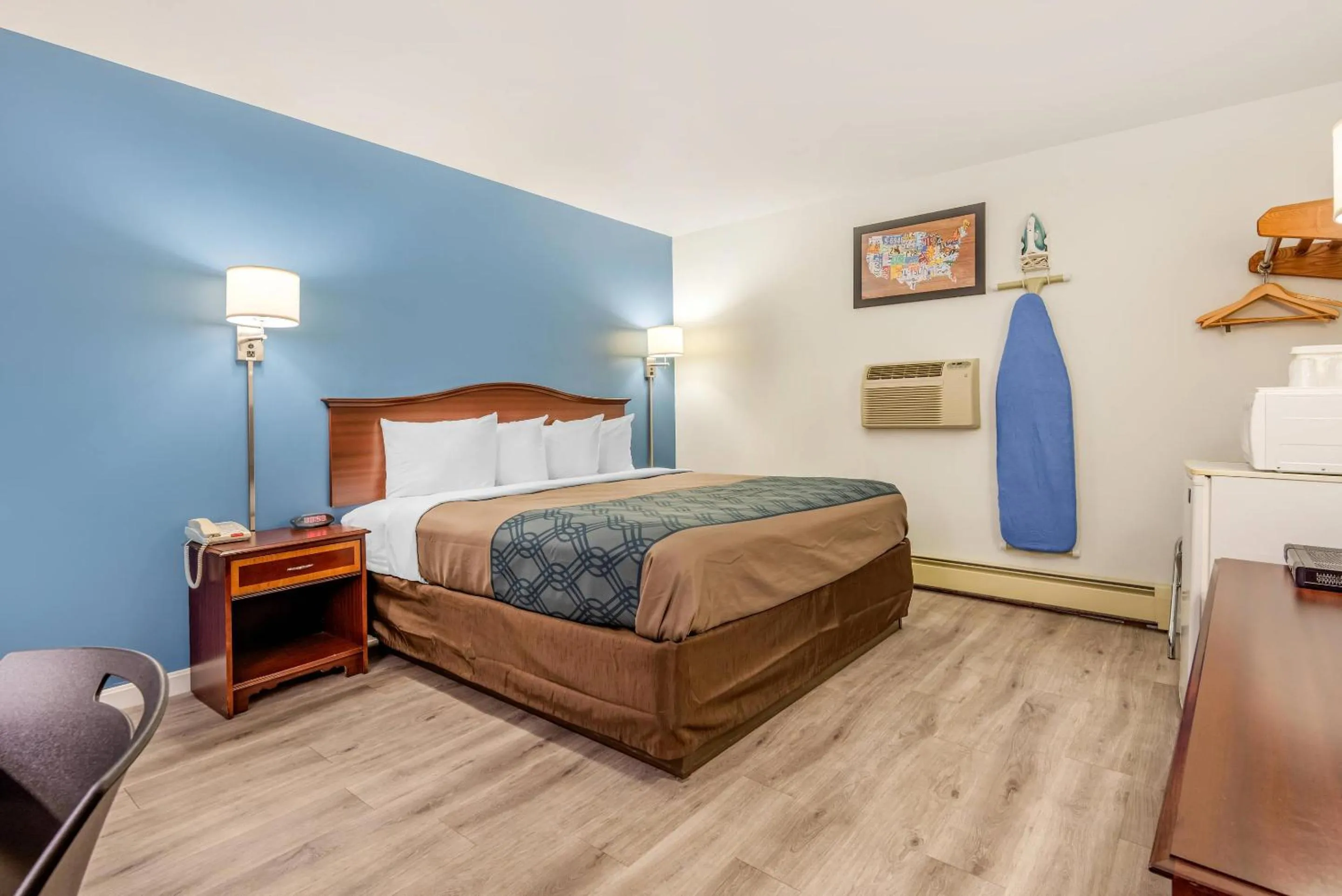 Bedroom, Bed in Econo Lodge Saint Albans