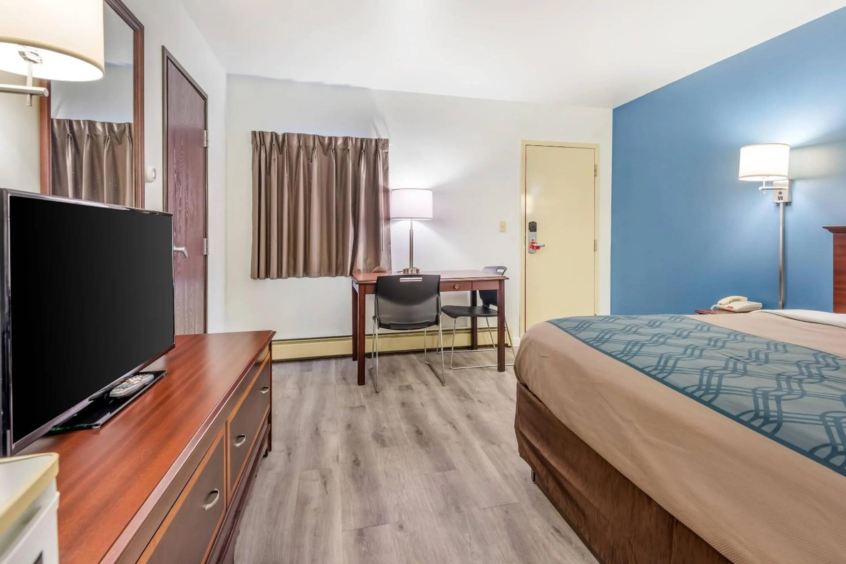 Bedroom, Bed in Econo Lodge Saint Albans