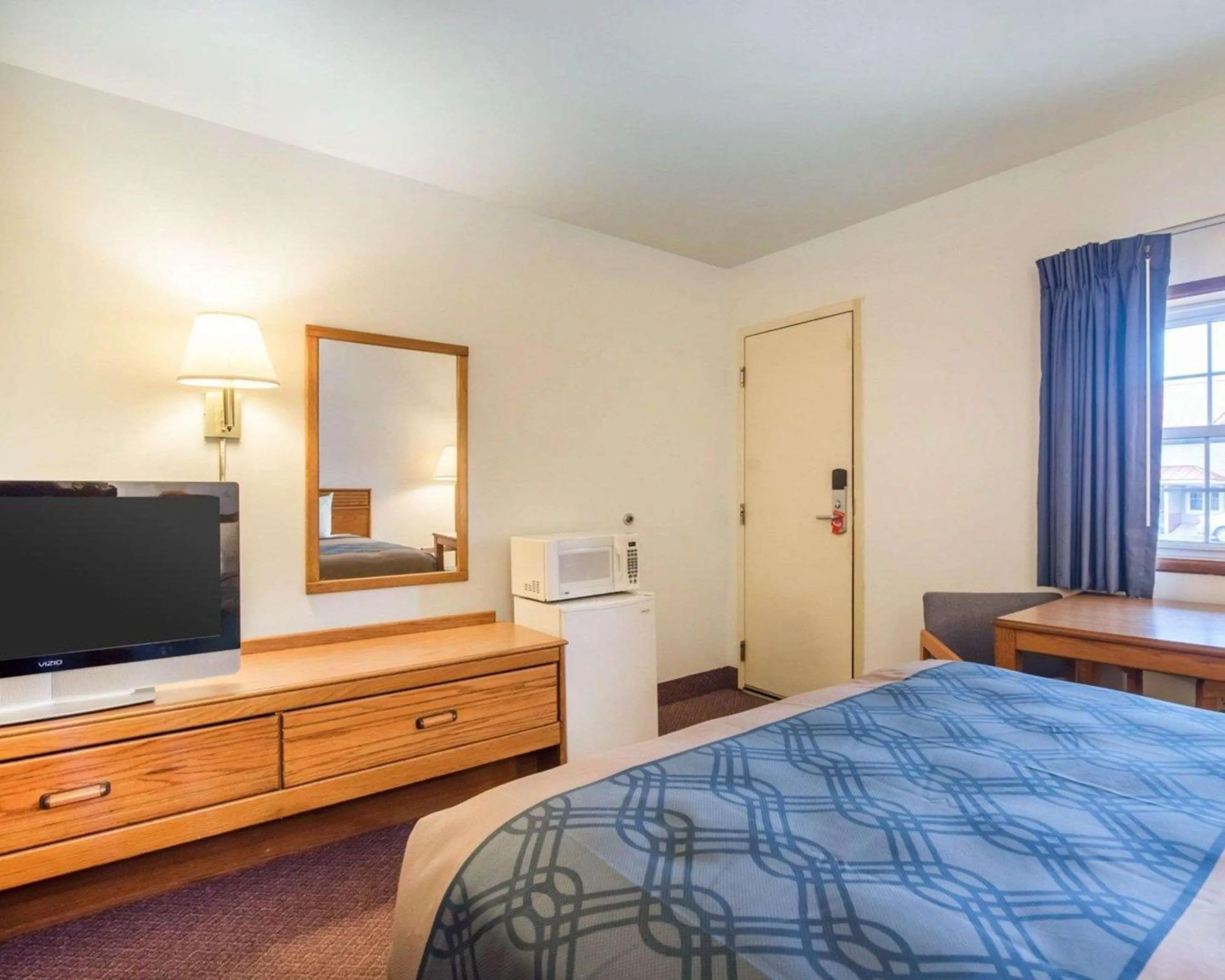 Photo of the whole room in Econo Lodge