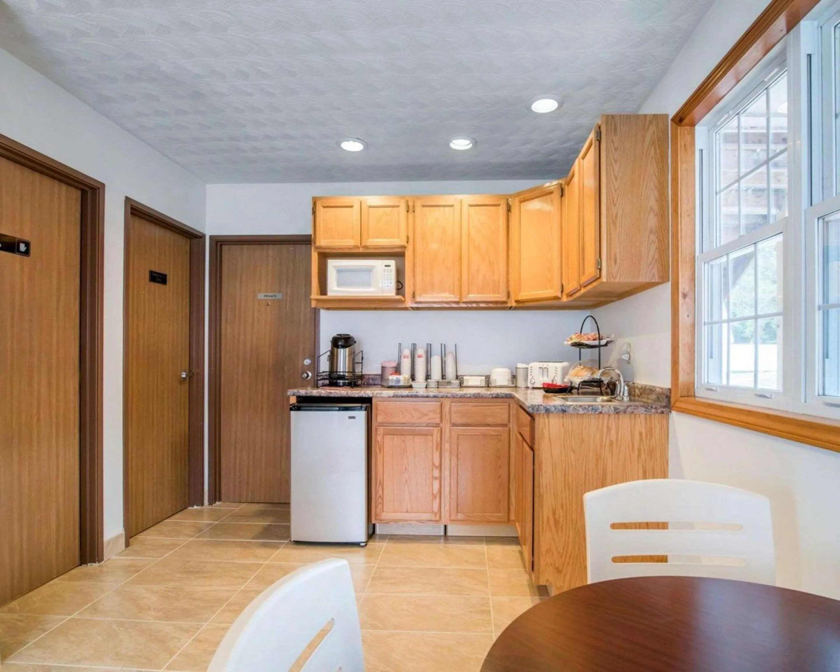 Restaurant/places to eat in Econo Lodge