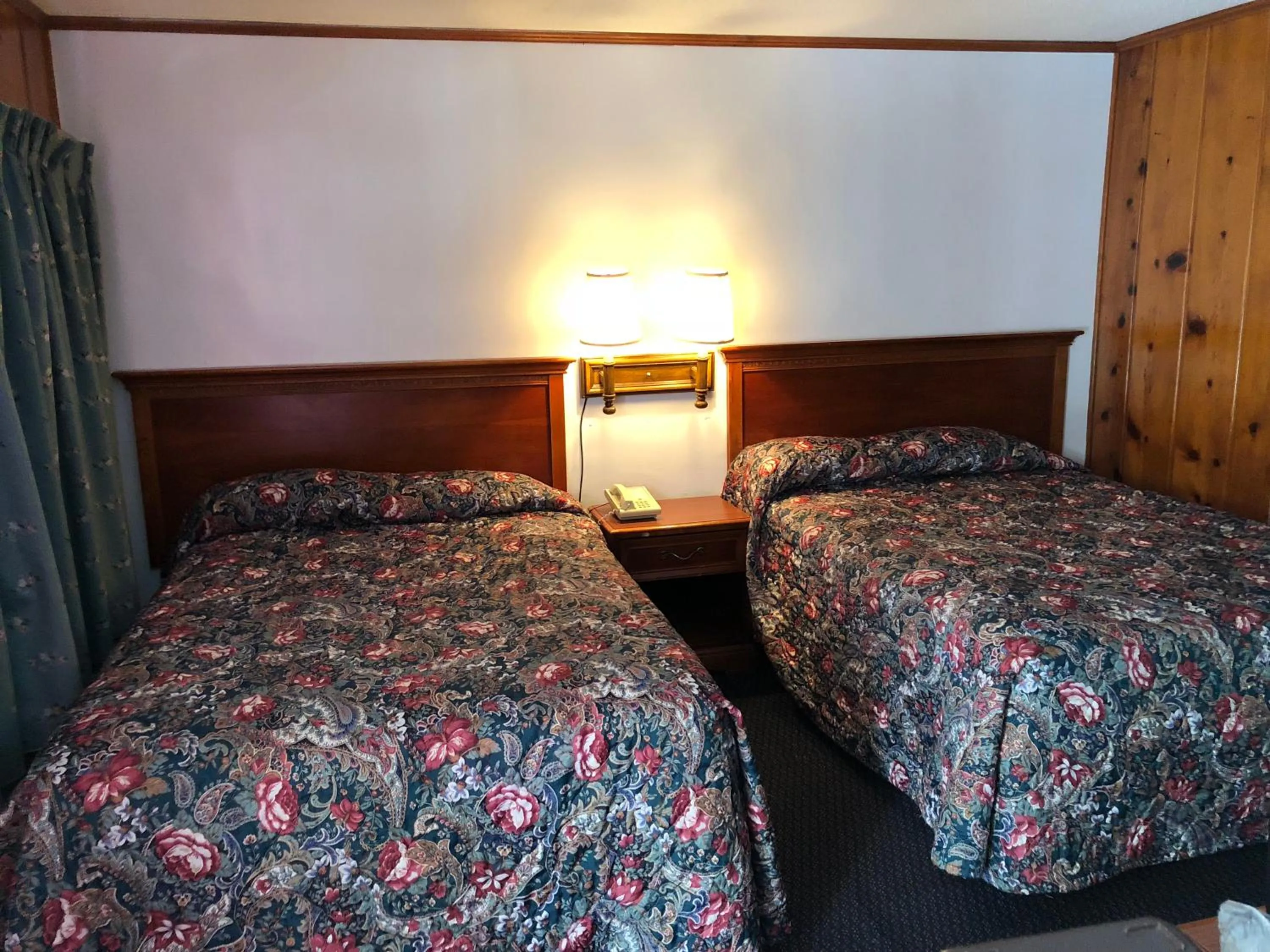 Bed in Sun N Snow Hotel