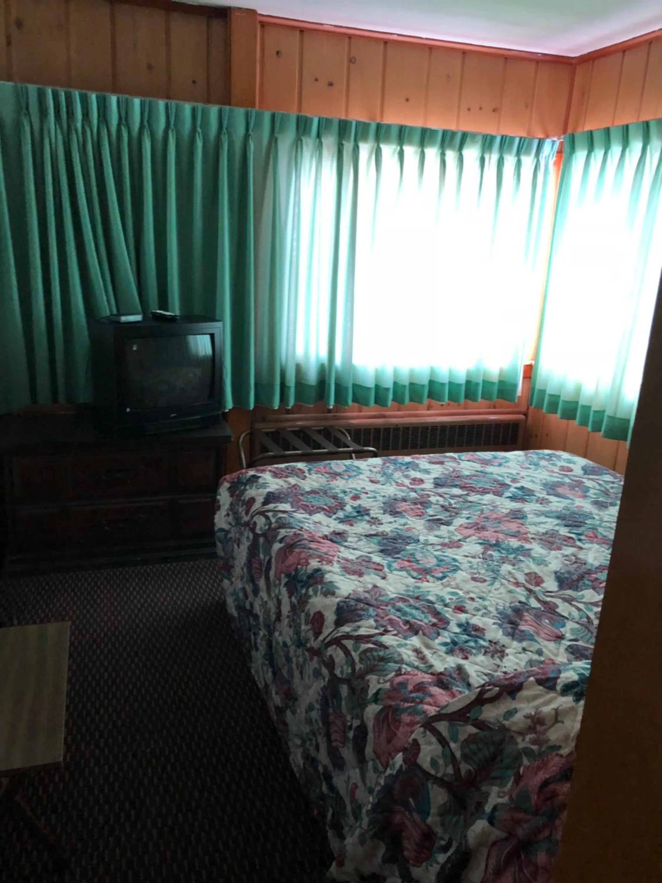 Bed in Sun N Snow Hotel