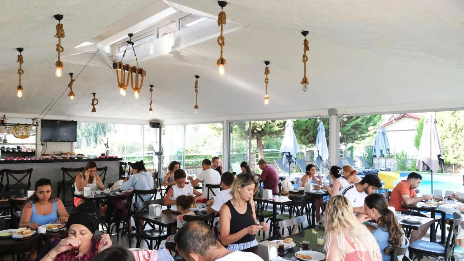 Restaurant/places to eat in Sardunya Hotel