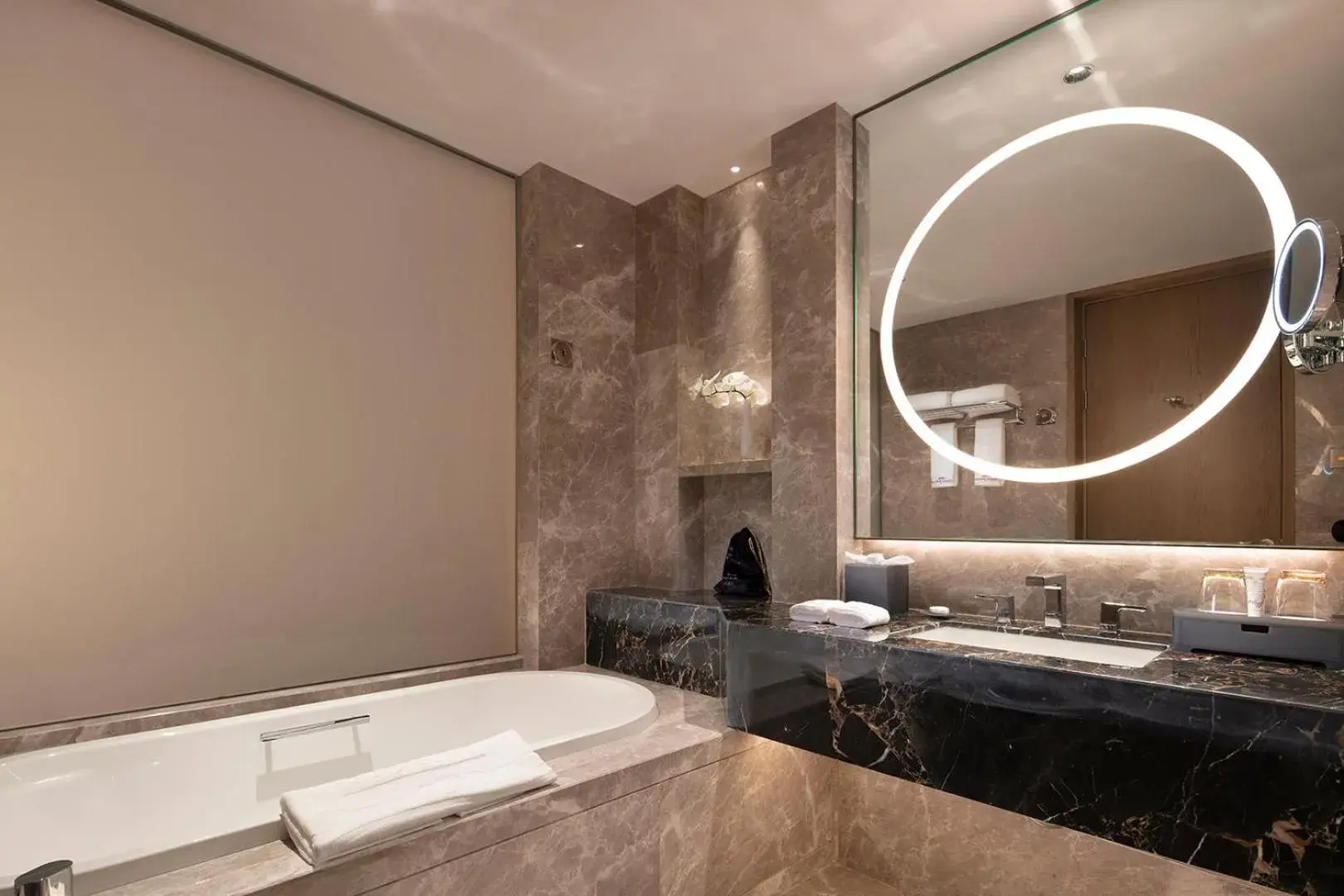 Executive King Room in Howard Johnson by Wyndham Jimei Lake Plaza Xiamen Executive King Room in Howard Johnson by Wyndham Jimei Lake Plaza Xiamen