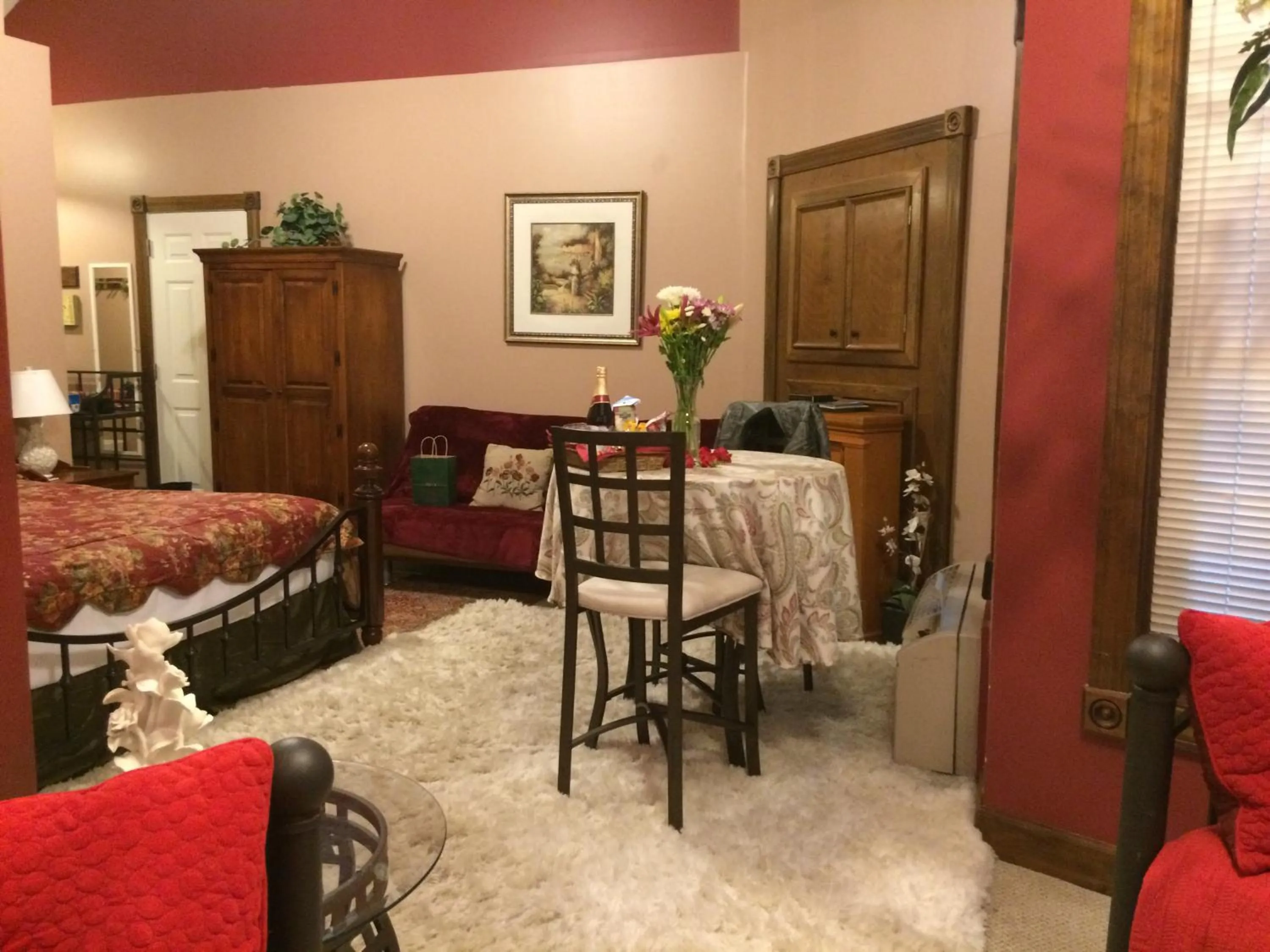 Spruce Hill Inn & Cottages