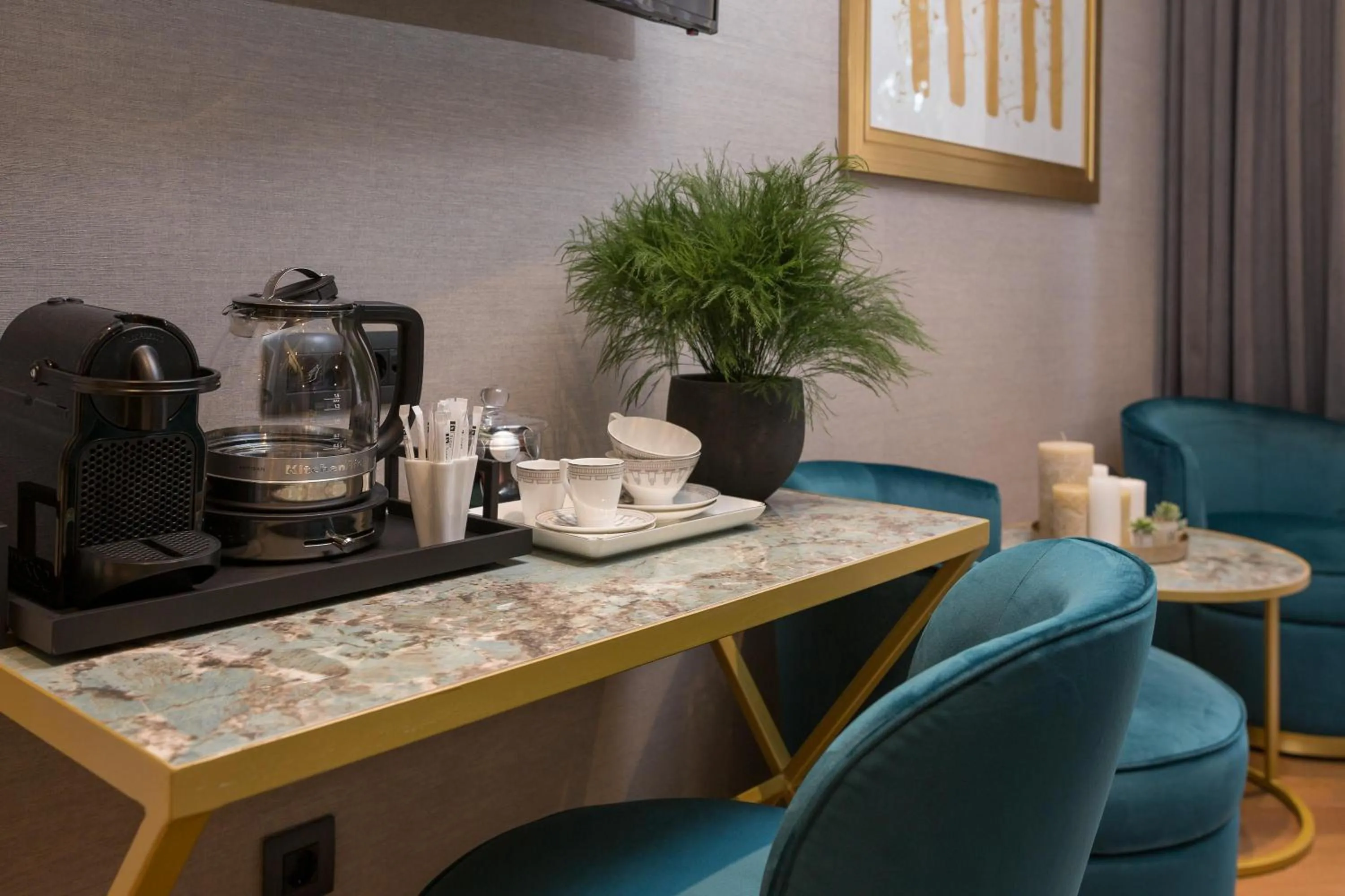 Coffee/tea facilities in Five Elements Luxury Rooms