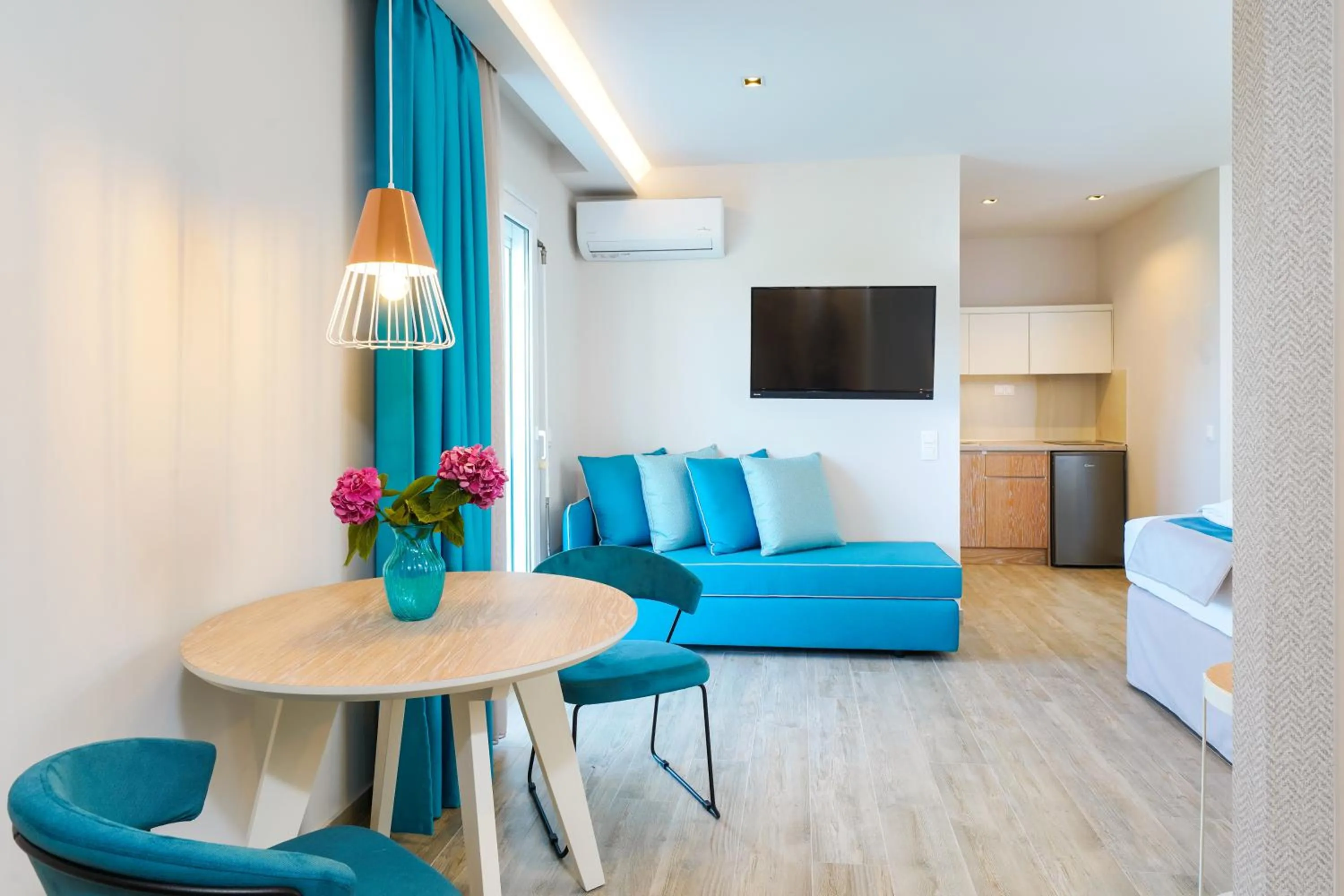 TV and multimedia in Iliomagic Luxury Suites Thassos