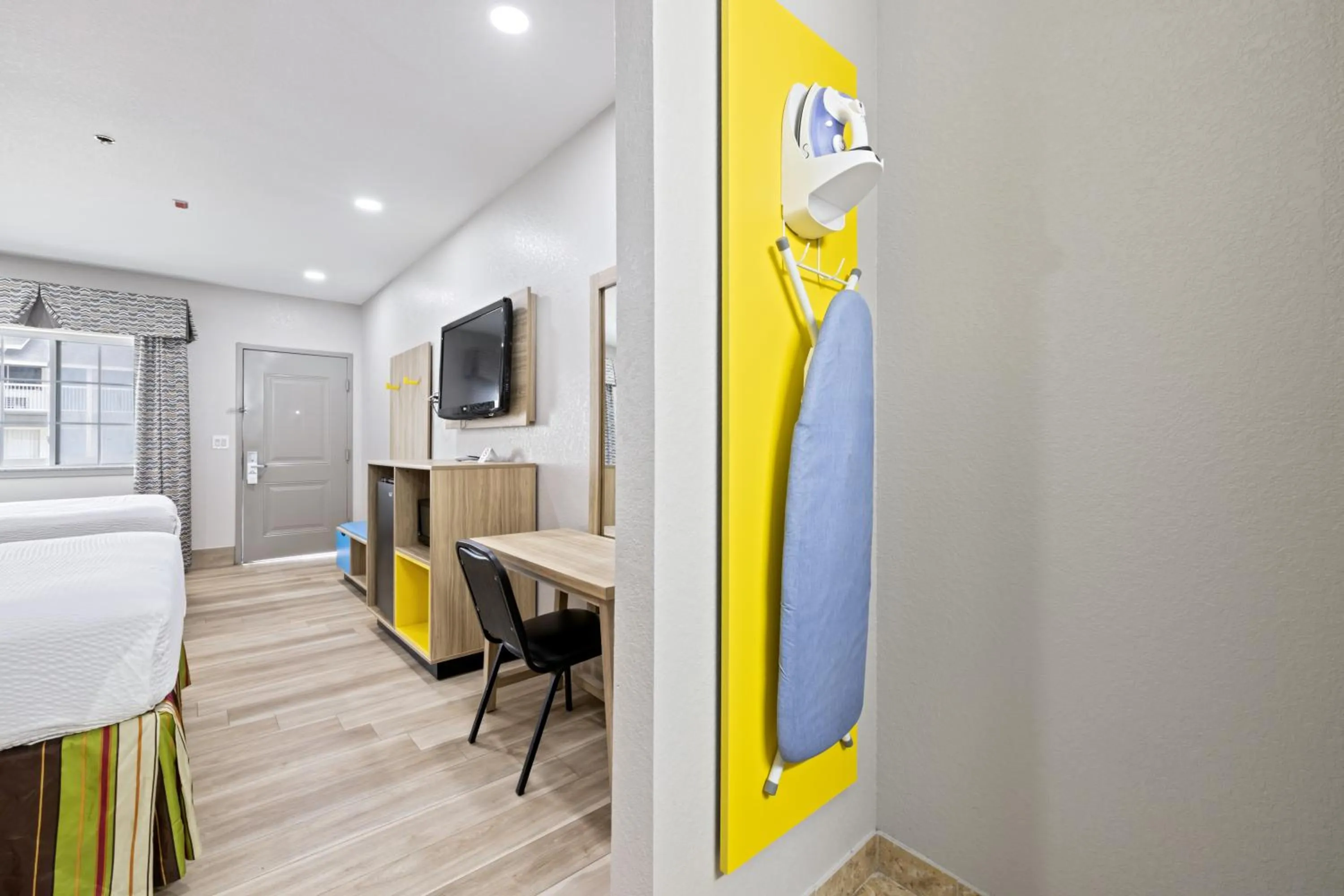 Bedroom, Bed in Days Inn by Wyndham Kenedy Karnes City