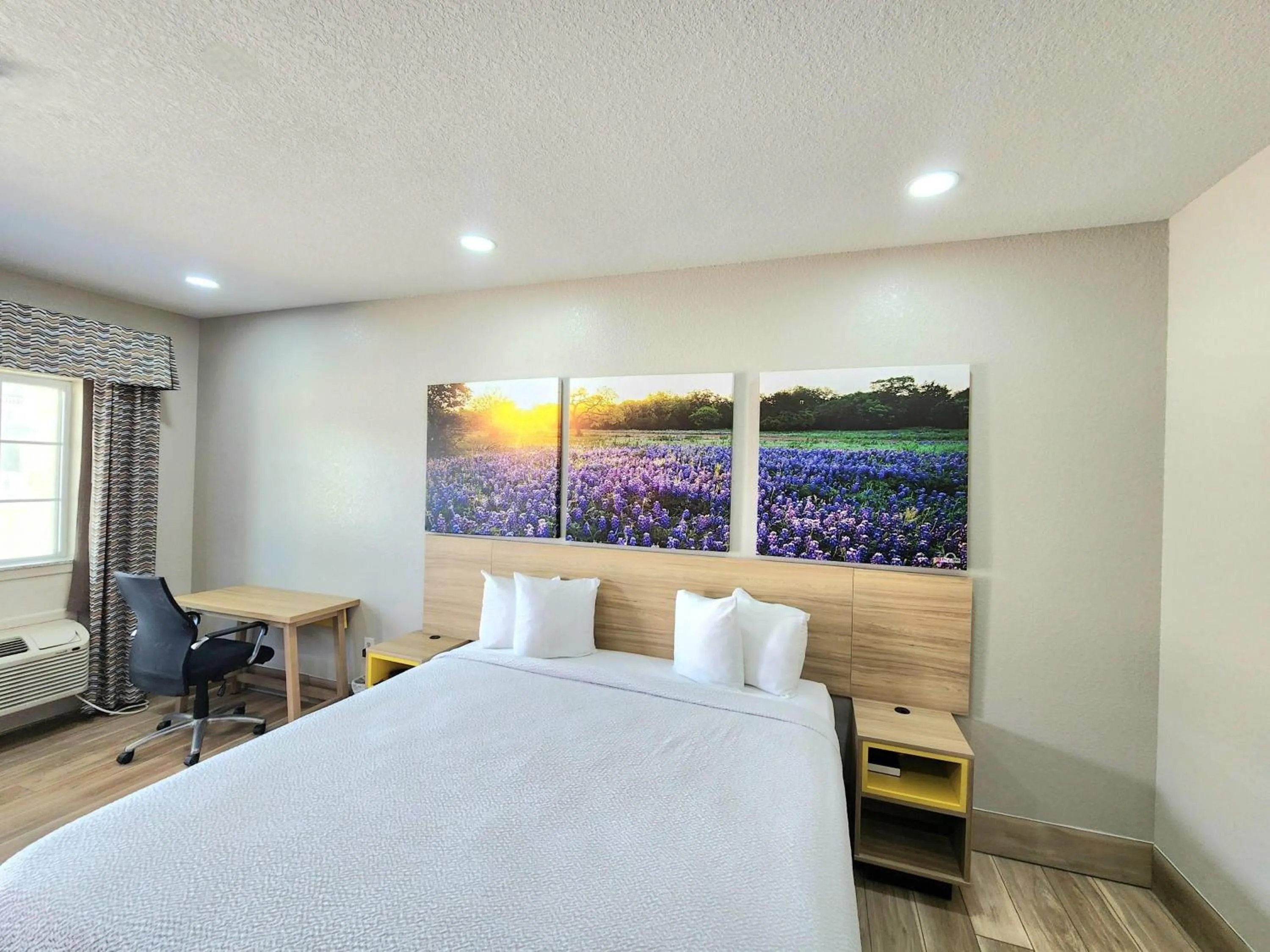 Photo of the whole room, Bed in Days Inn by Wyndham Kenedy Karnes City