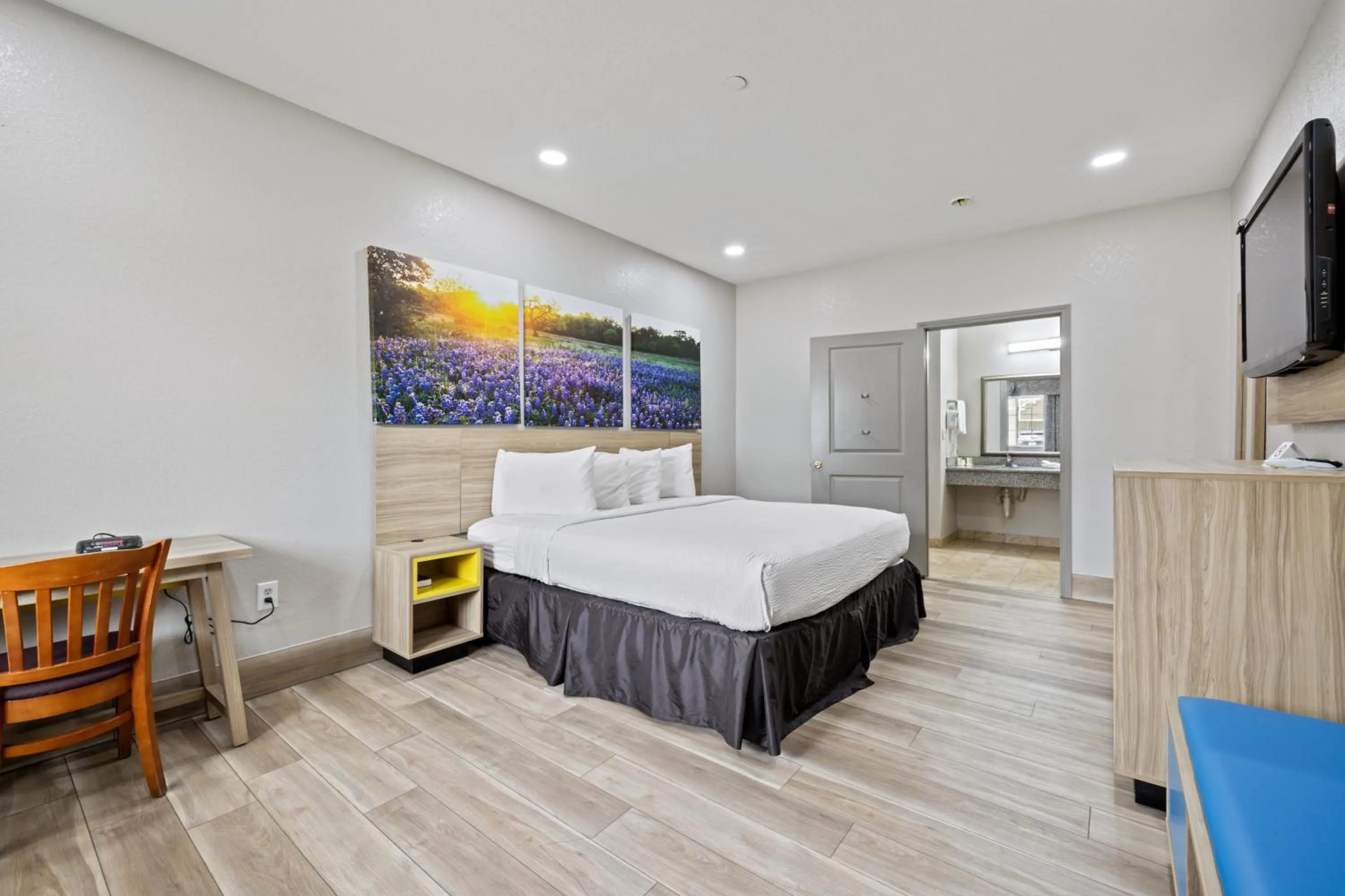 Bedroom, Bed in Days Inn by Wyndham Kenedy Karnes City