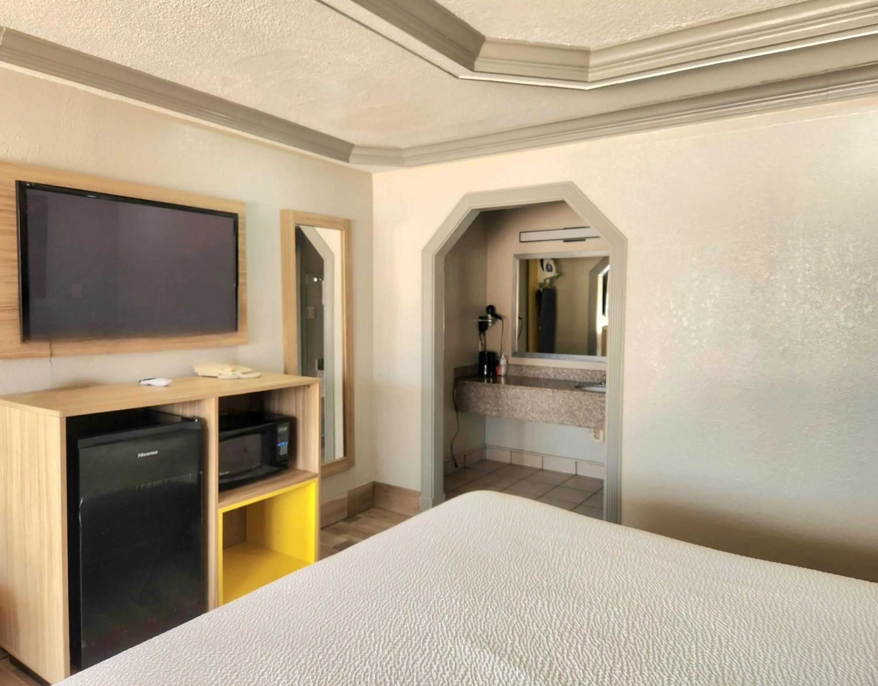 Photo of the whole room, Bed in Days Inn by Wyndham Kenedy Karnes City