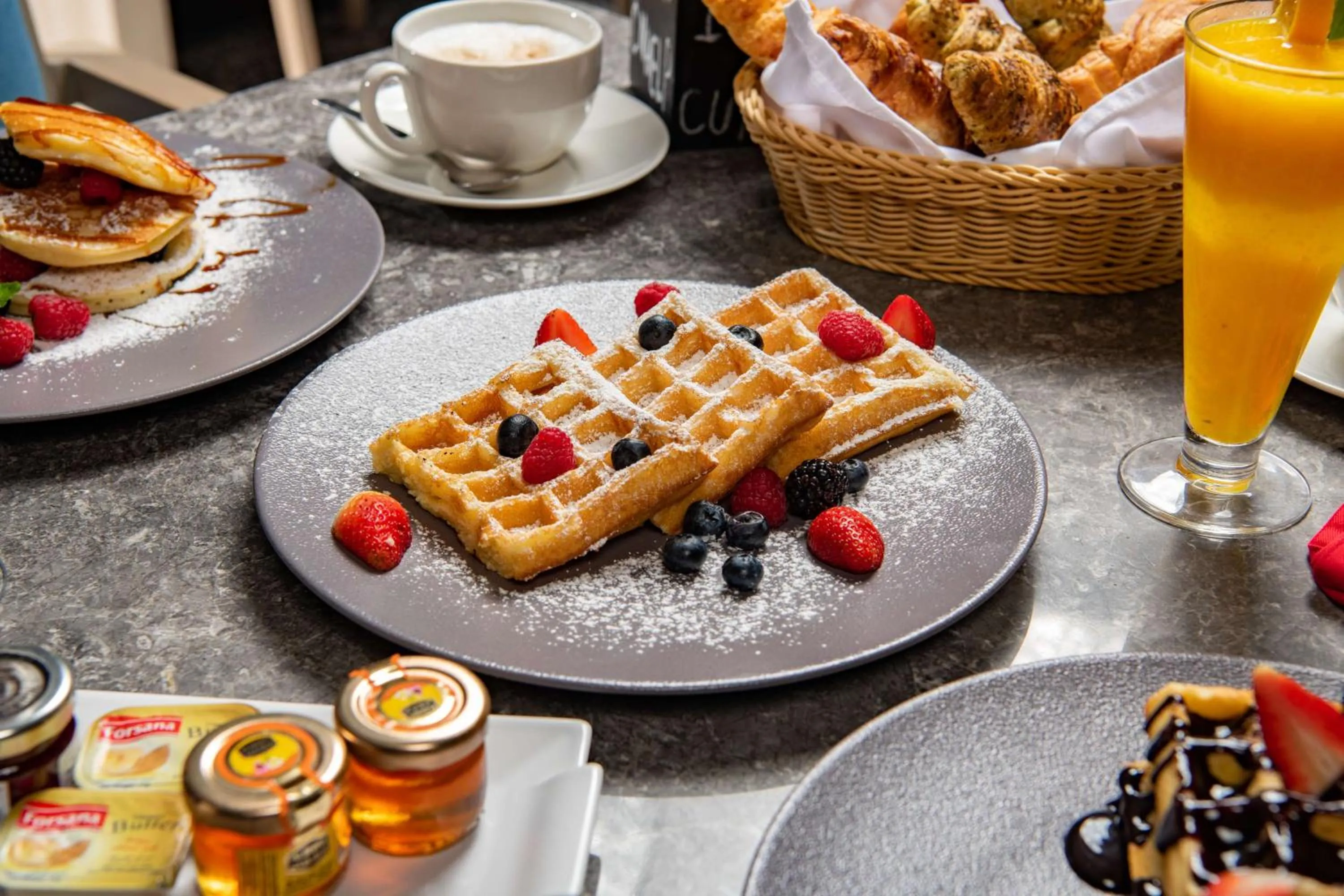 Restaurant/places to eat in Park Inn by Radisson Makkah Aziziyah