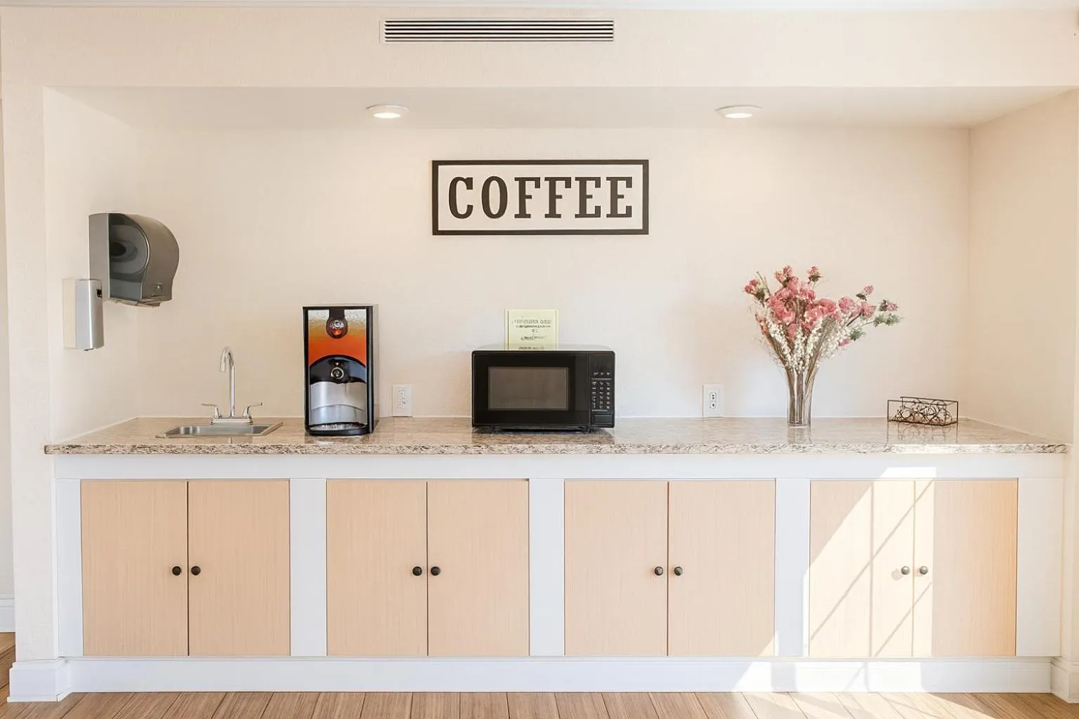 Coffee/tea facilities in Horizon Inn Norcross