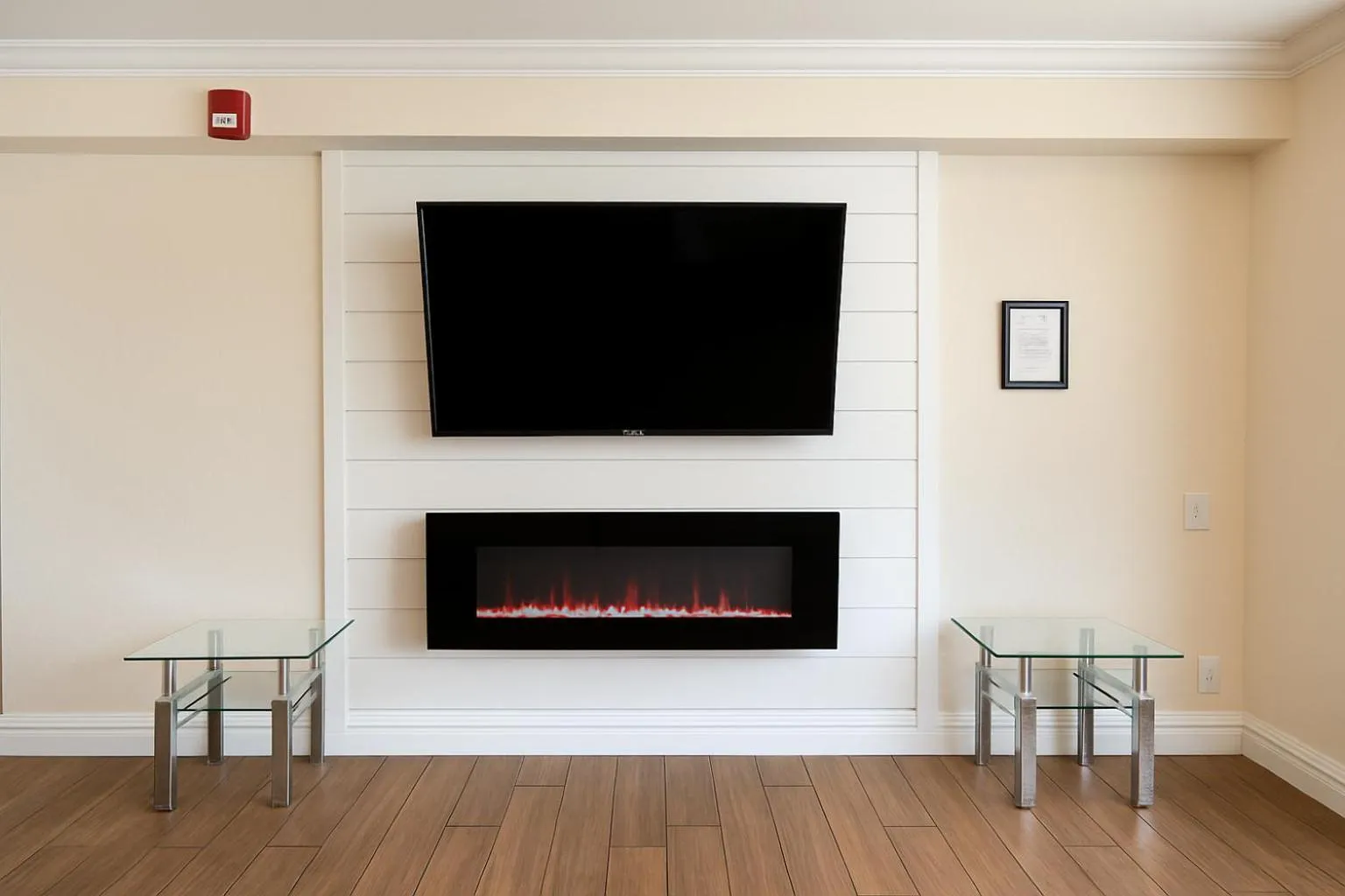 Communal lounge/ TV room in Horizon Inn Norcross