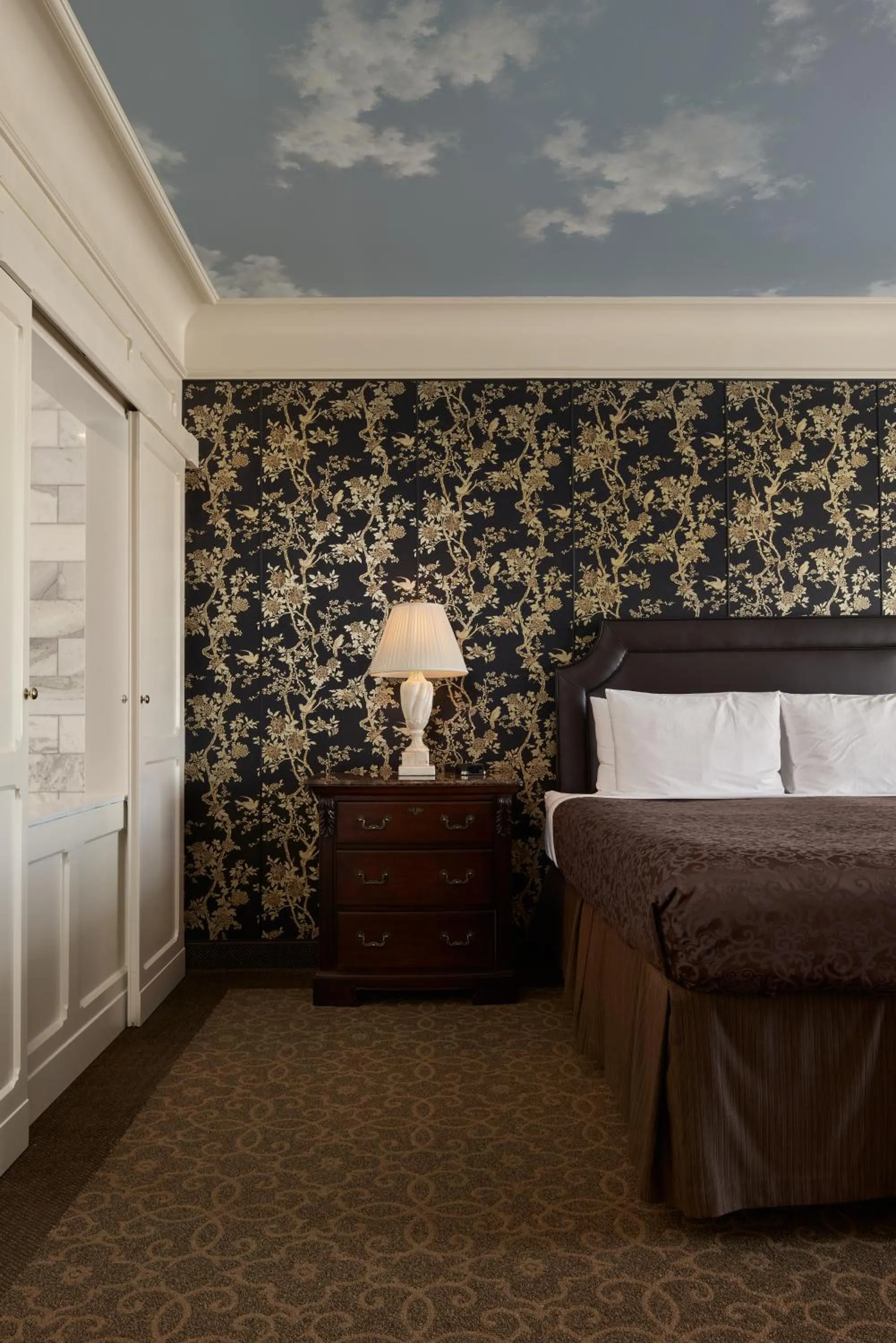 Bed in O.Henry Hotel