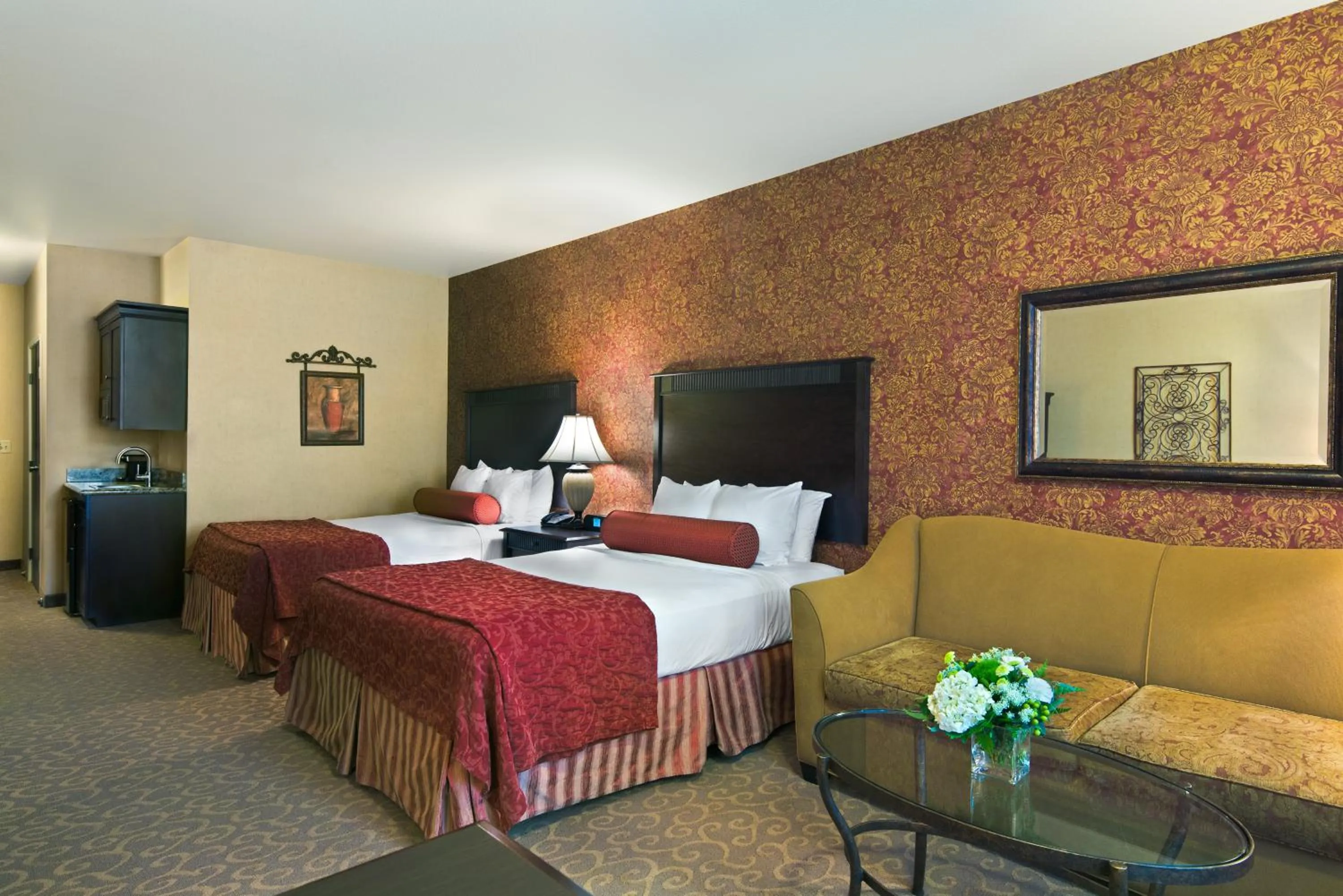 Photo of the whole room, Bed in Oxford Suites Boise