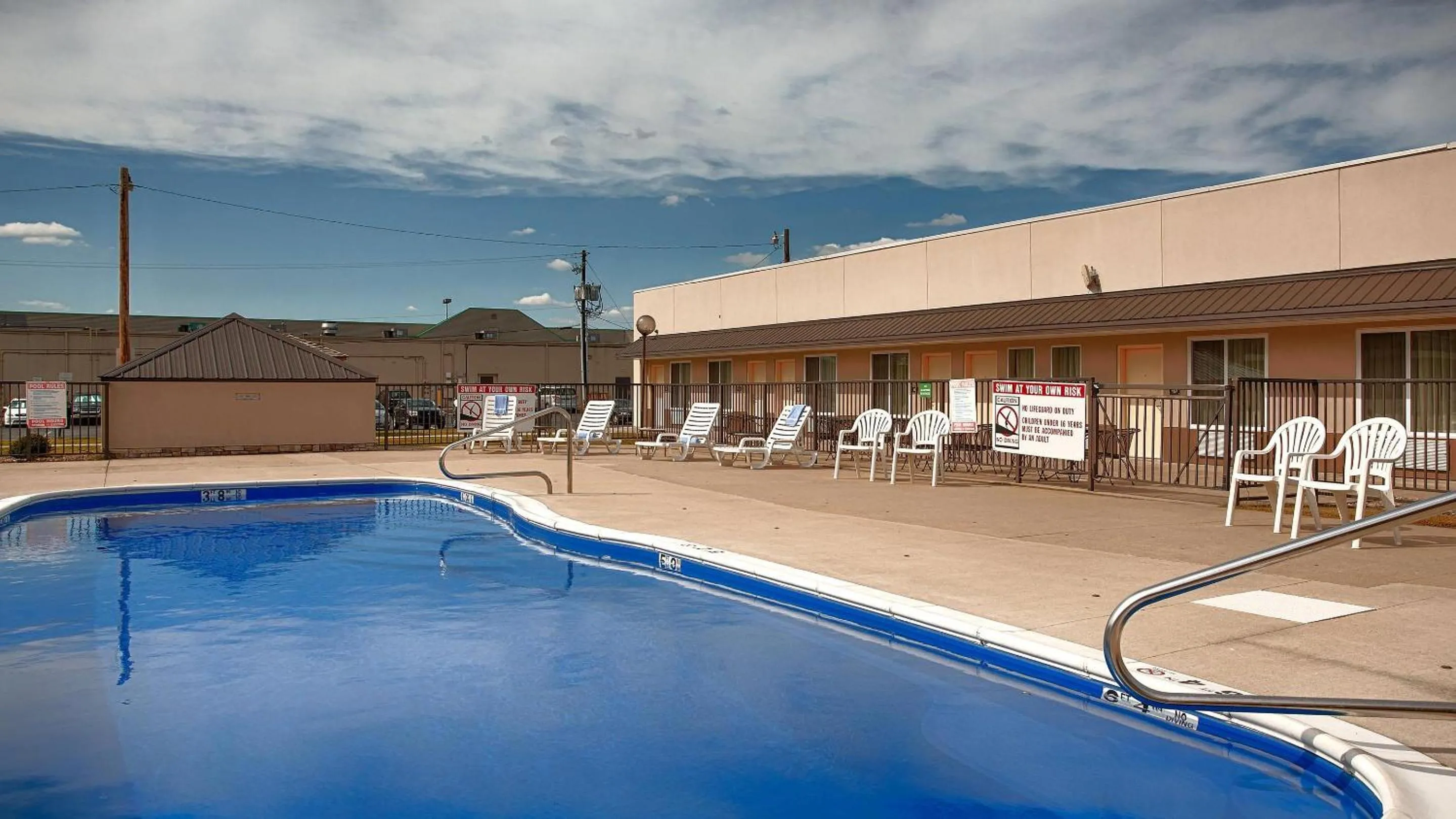 Swimming pool in Quality Inn & Suites Williamsport
