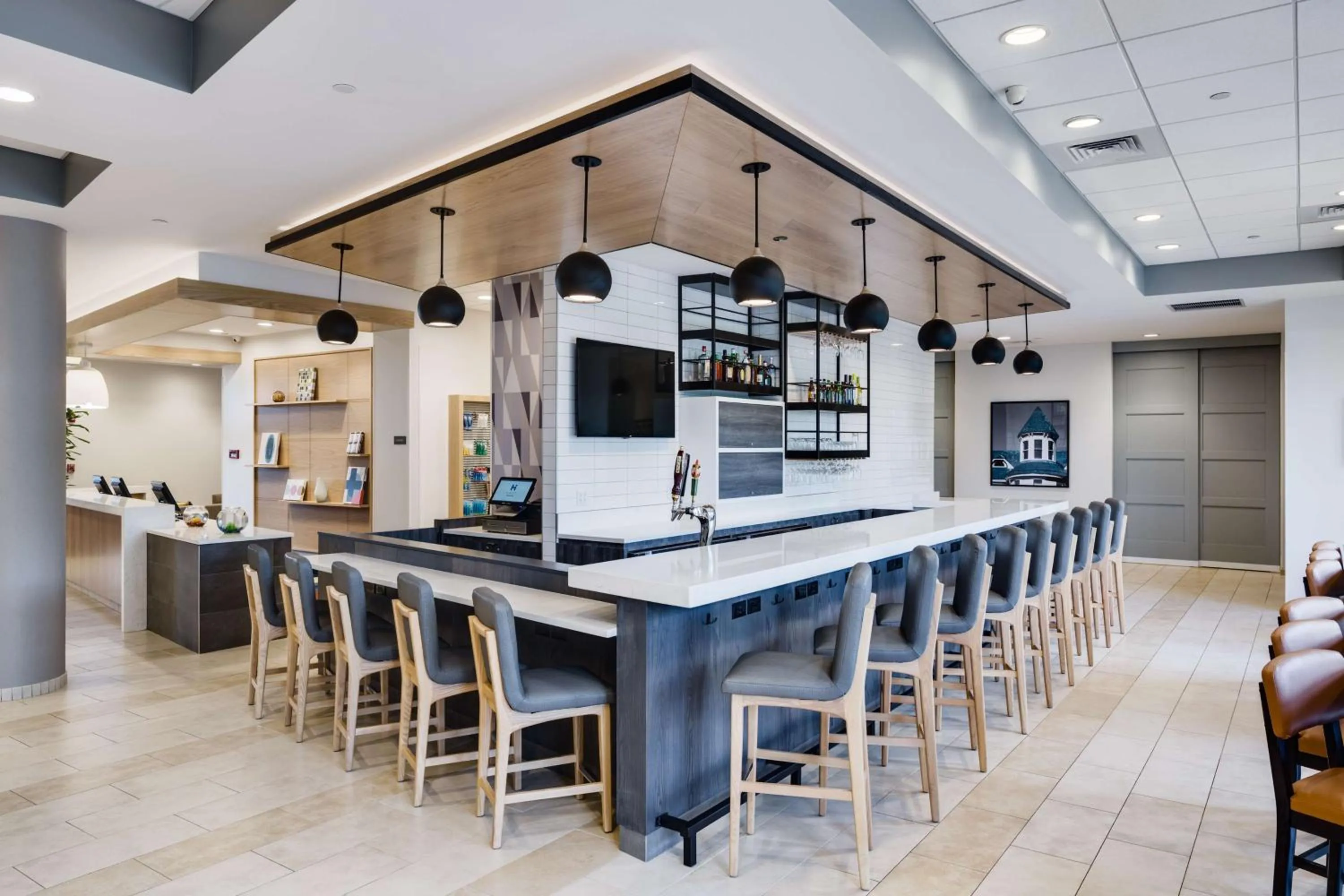 Lounge or bar in Hyatt House Hartford North/Windsor