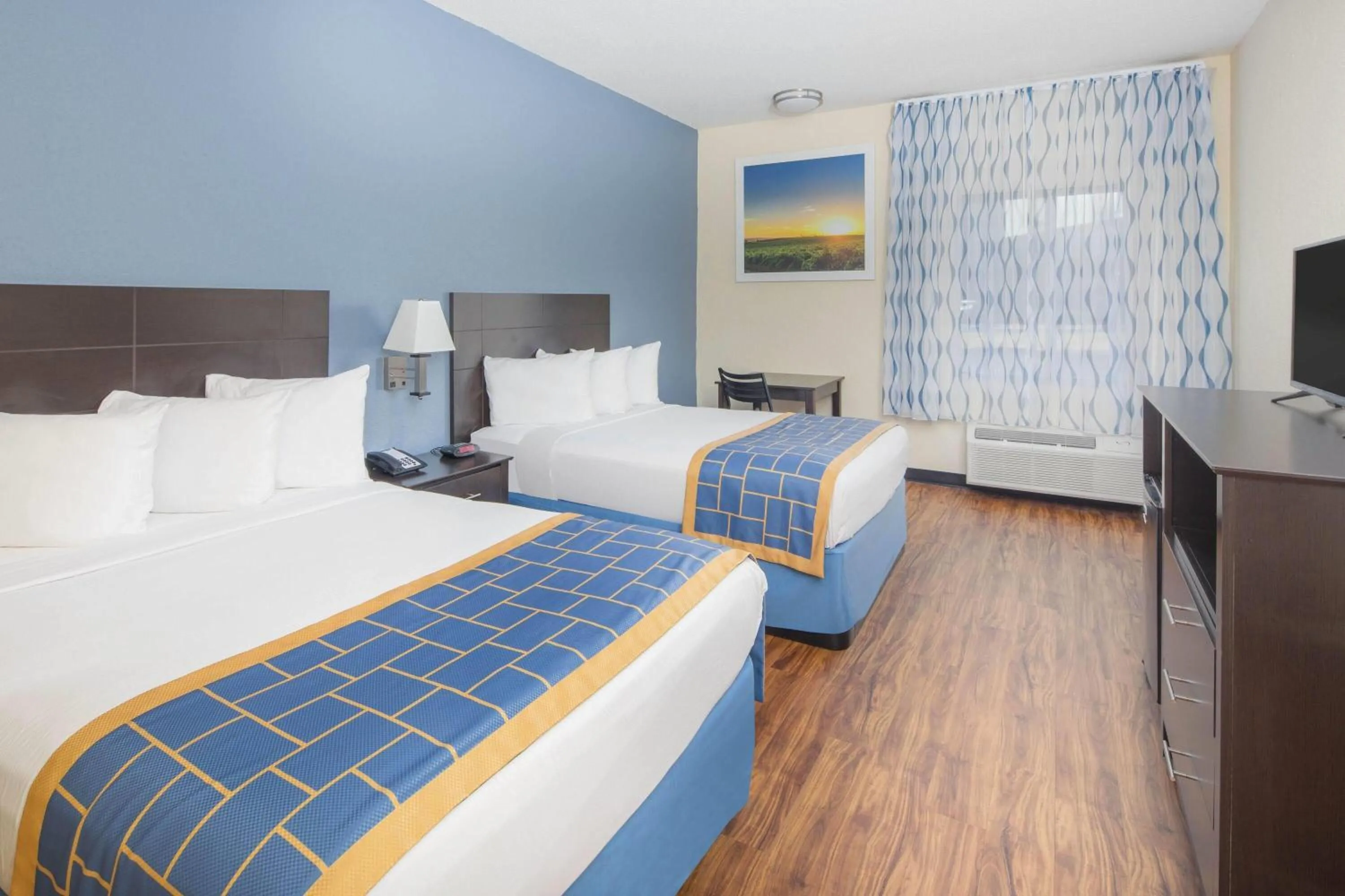 Photo of the whole room, Bed in Days Inn by Wyndham Macon I-75 North
