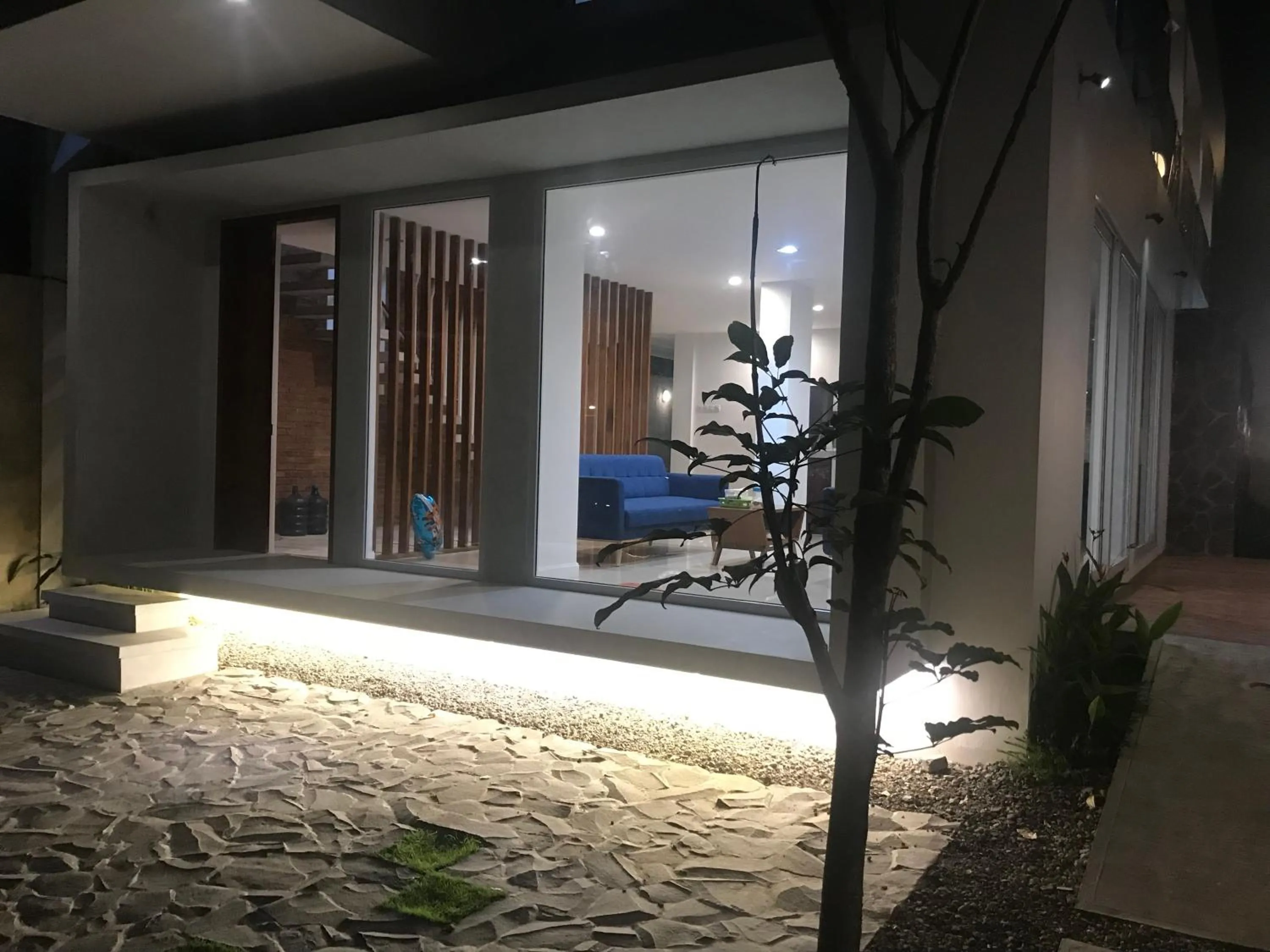 Facade/entrance in RedDoorz near Universitas Islam Indonesia