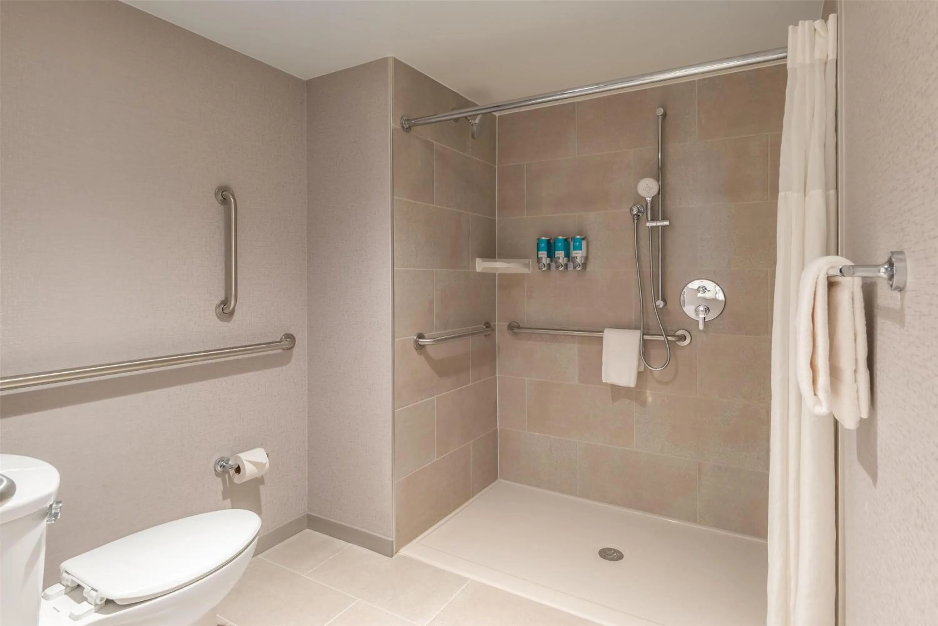 Bathroom in Drury Inn & Suites Atlanta Morrow