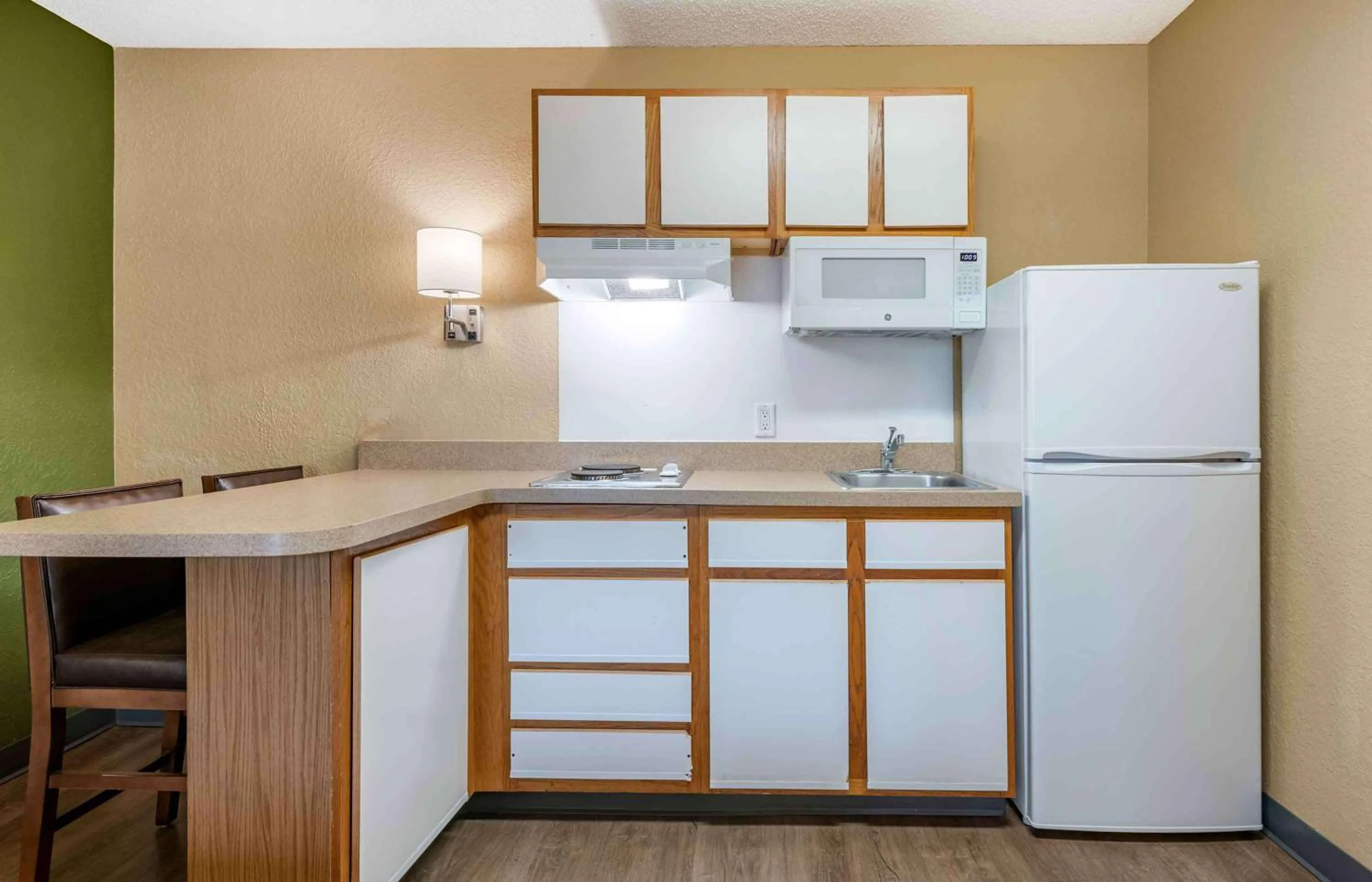 Kitchen or kitchenette in Extended Stay America Select Suites - Jacksonville - Southside - St Johns Towne Ctr