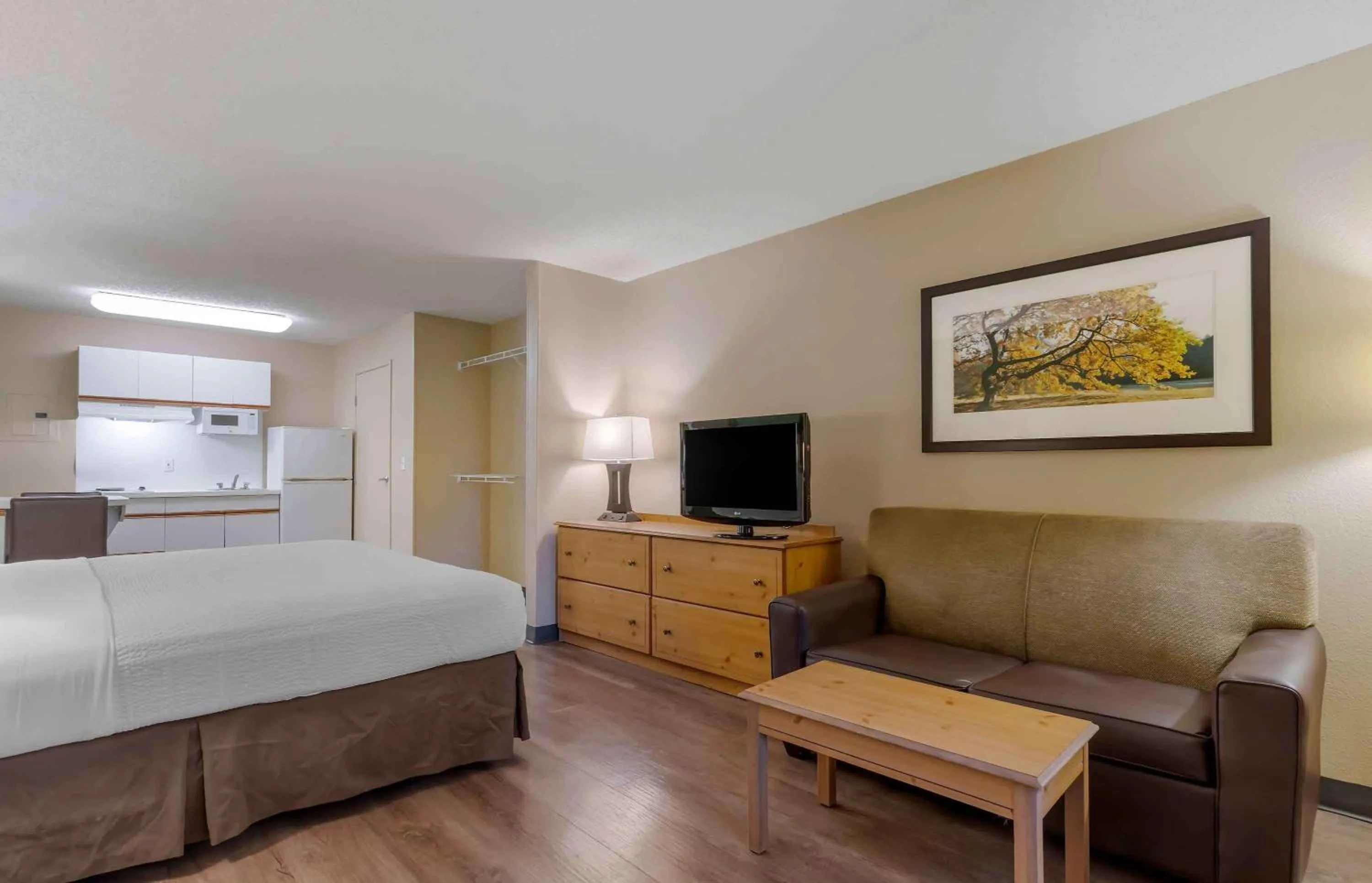 Bedroom, Bed in Extended Stay America Select Suites - Jacksonville - Southside - St Johns Towne Ctr