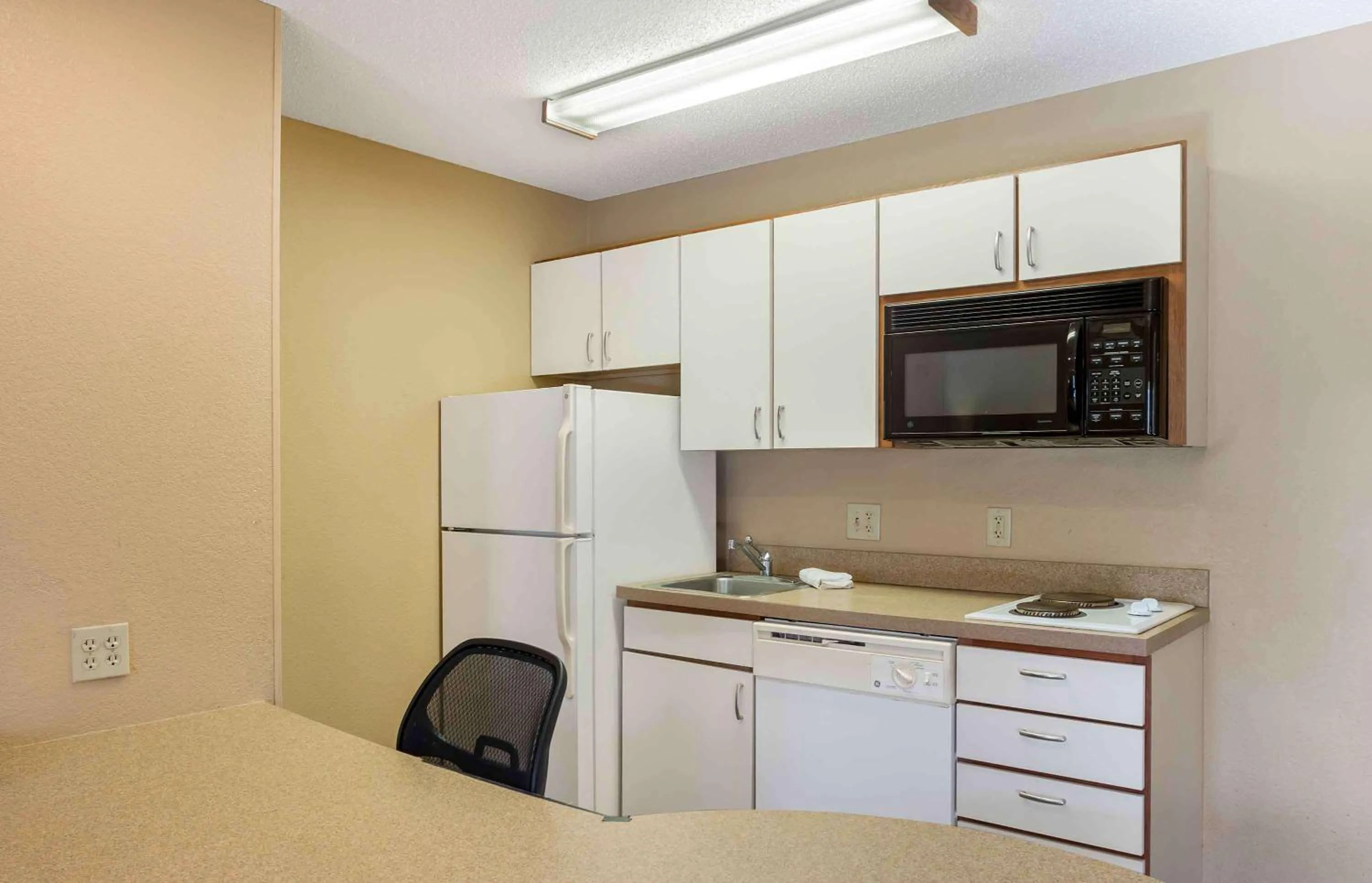 Kitchen or kitchenette in Extended Stay America Select Suites - Jacksonville - Southside - St Johns Towne Ctr