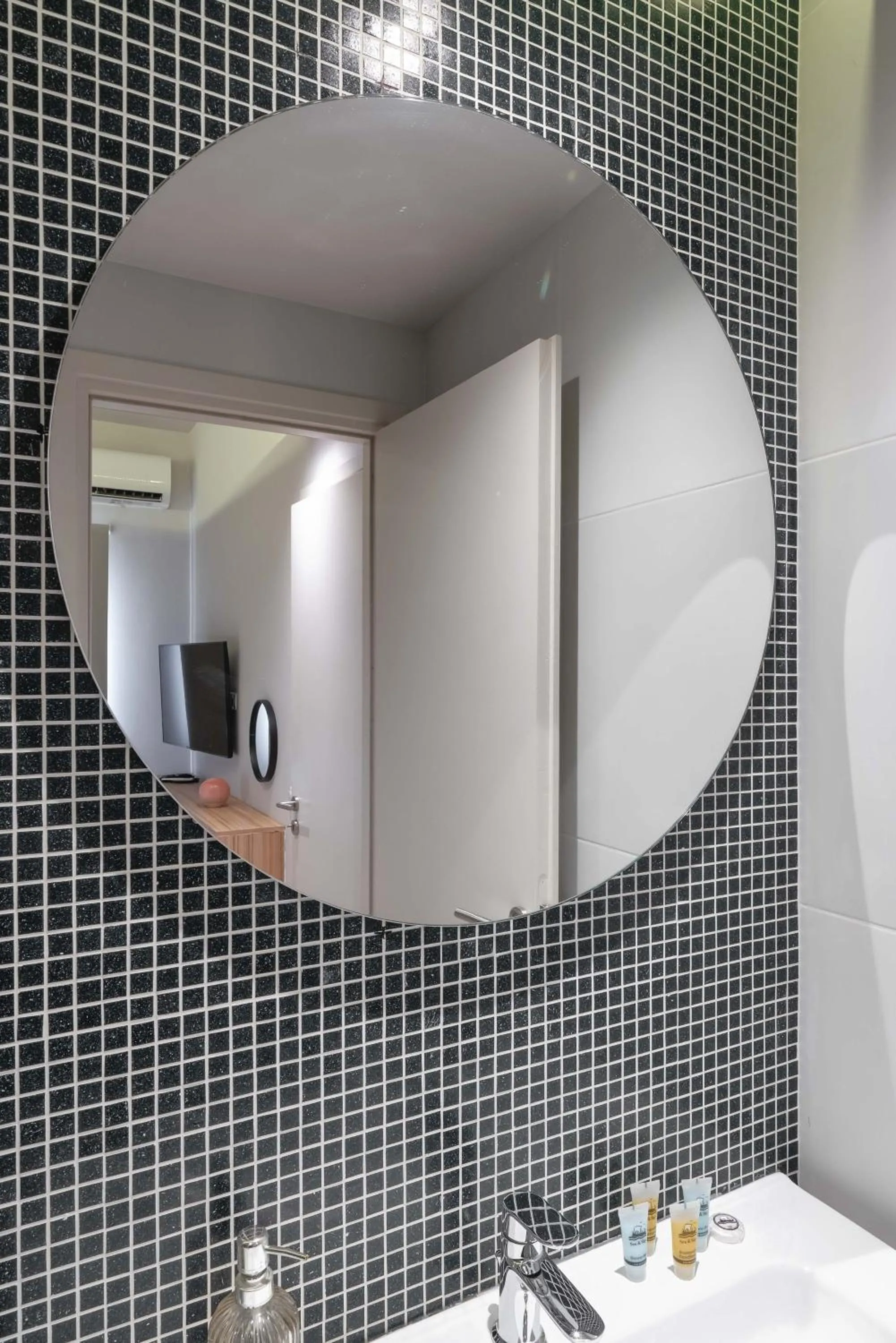 Bathroom in Kolokotroni Lofts Syntagma