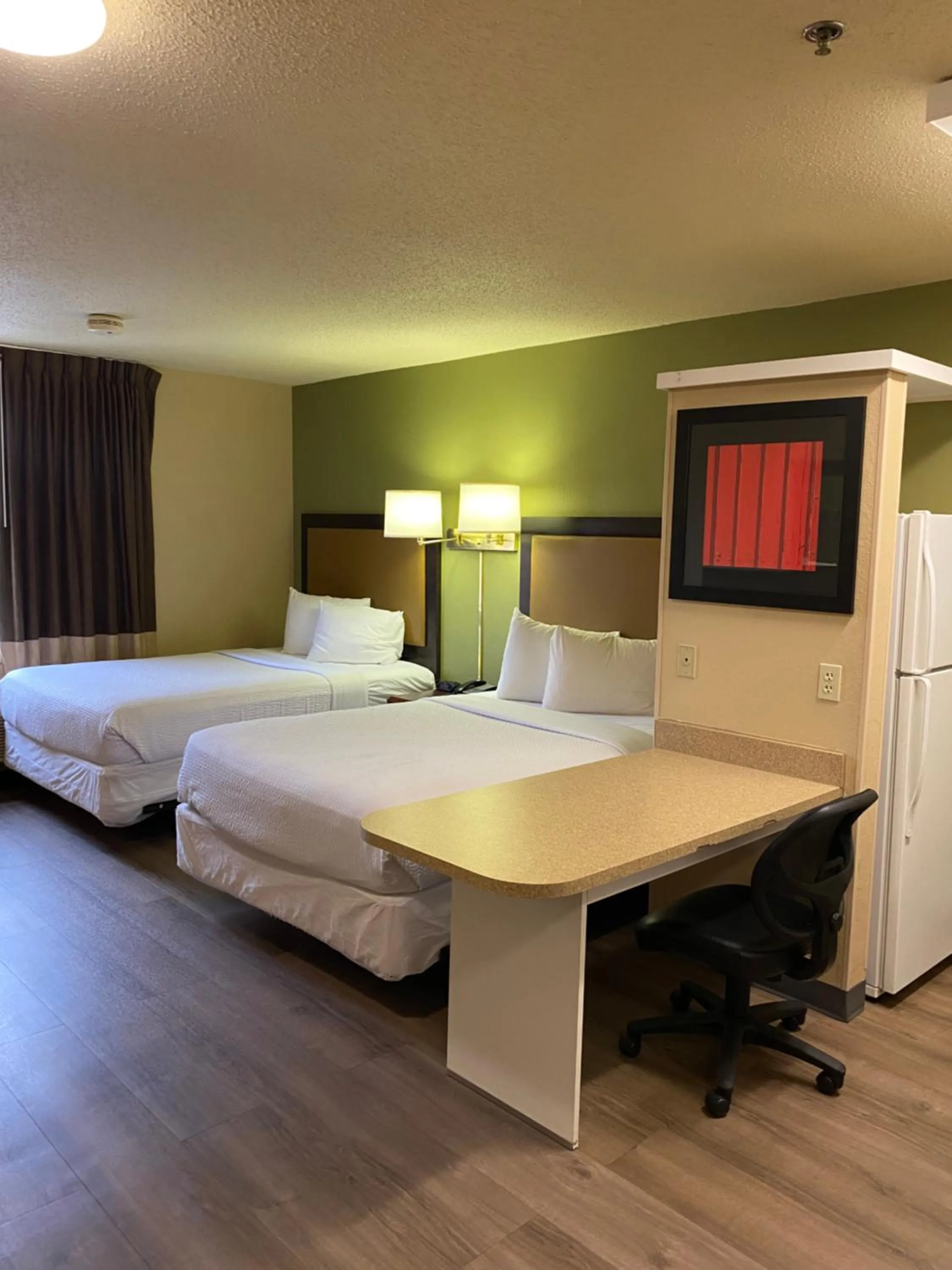 Bed in Suburban Studios Auburn Hills - Detroit