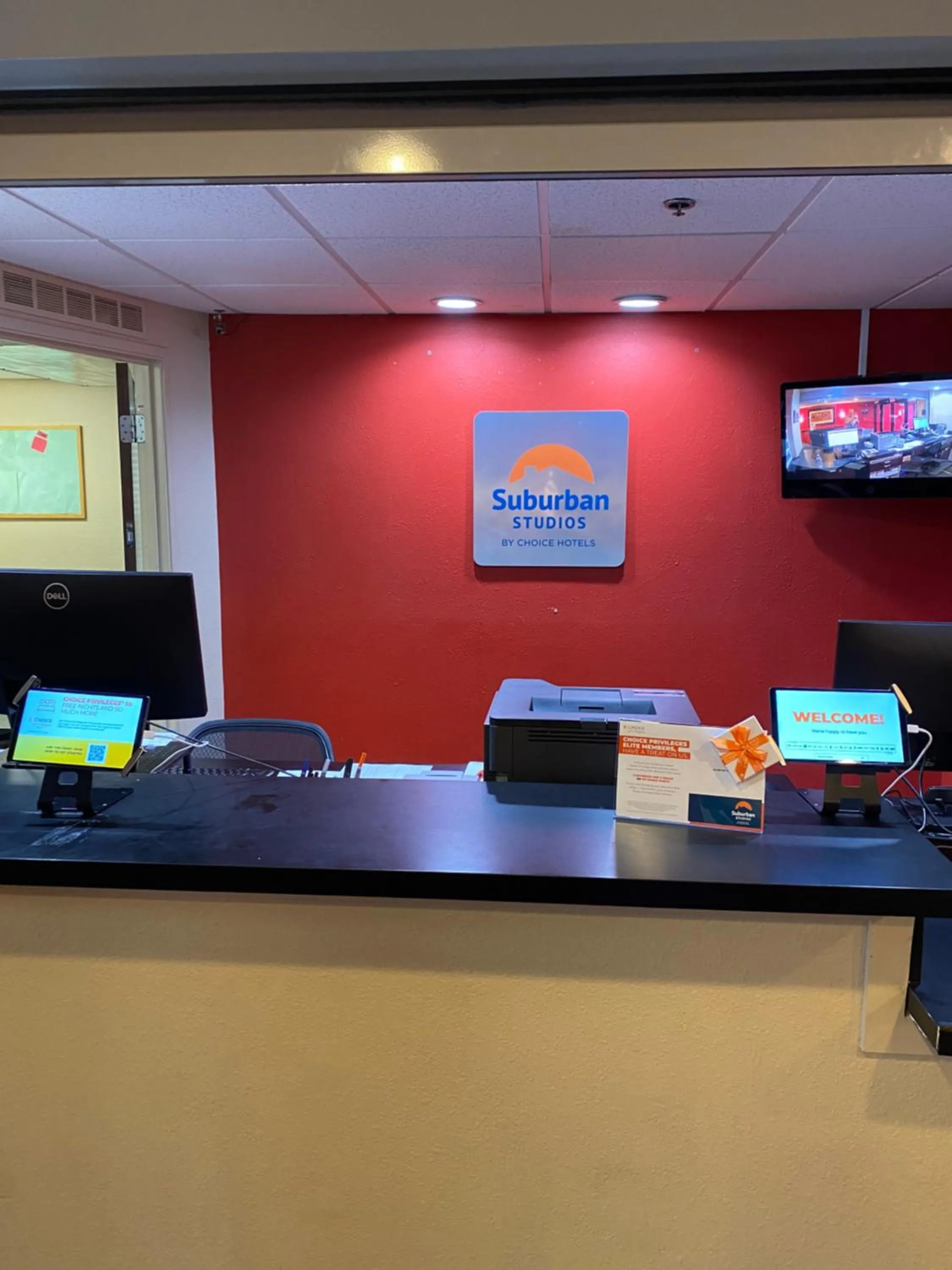 Lobby or reception in Suburban Studios Auburn Hills - Detroit