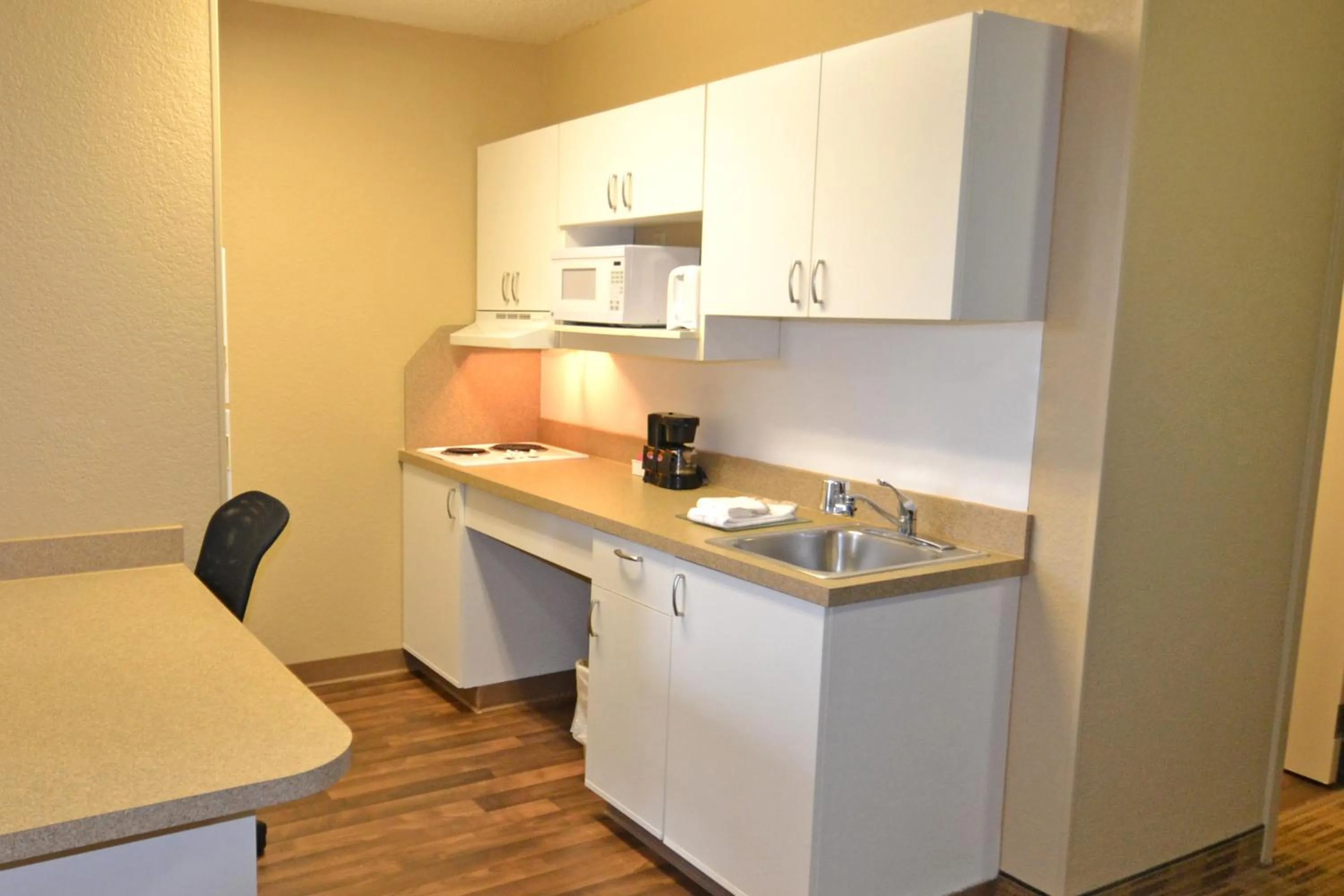 Kitchen or kitchenette in Suburban Studios Auburn Hills - Detroit