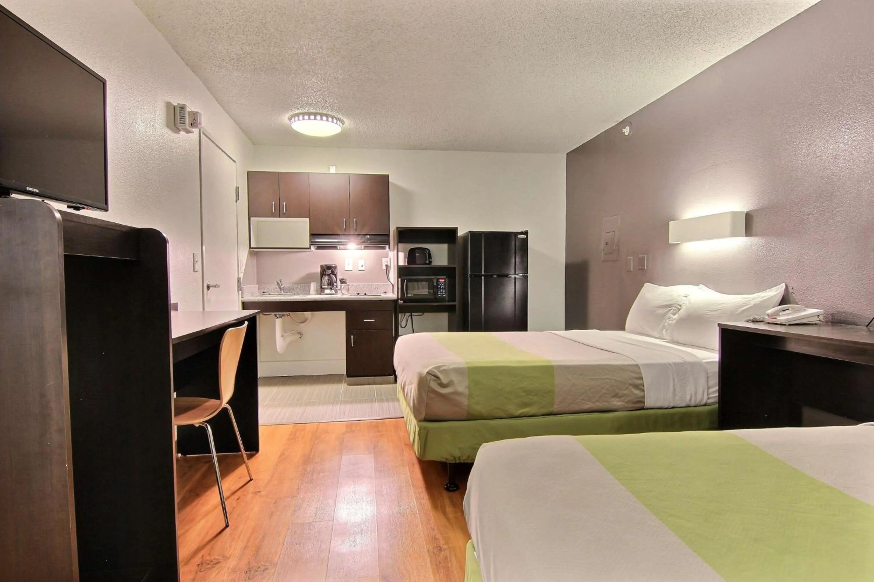 TV and multimedia, Bed in Studio 6-Austin, TX - Northwest