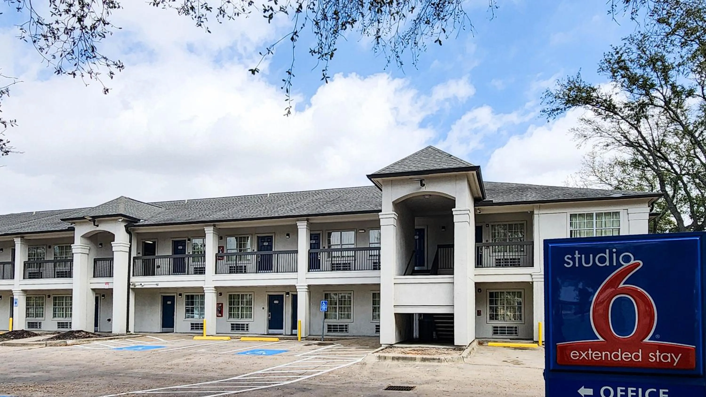 Property building in Studio 6-Houston, TX - Hobby South