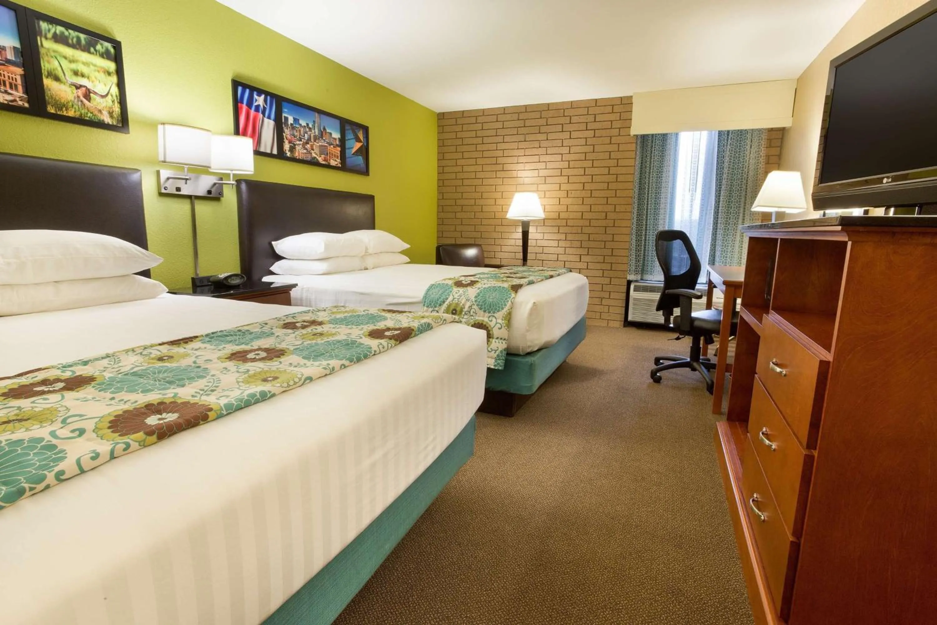 Photo of the whole room, Bed in Heritage Inn Suites Houston Sugar Land, Trademark by Wyndham