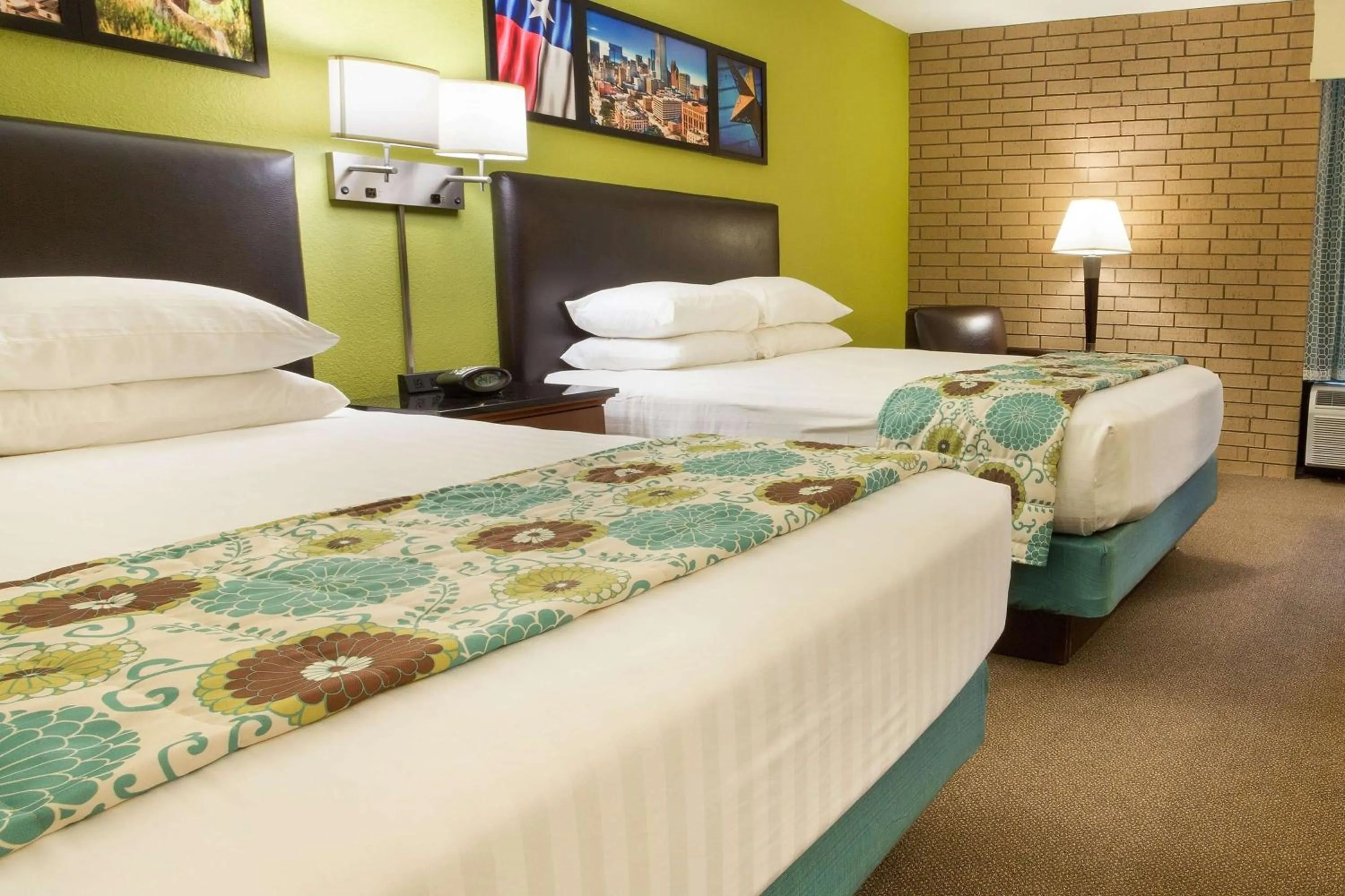 Photo of the whole room, Bed in Heritage Inn Suites Houston Sugar Land, Trademark by Wyndham