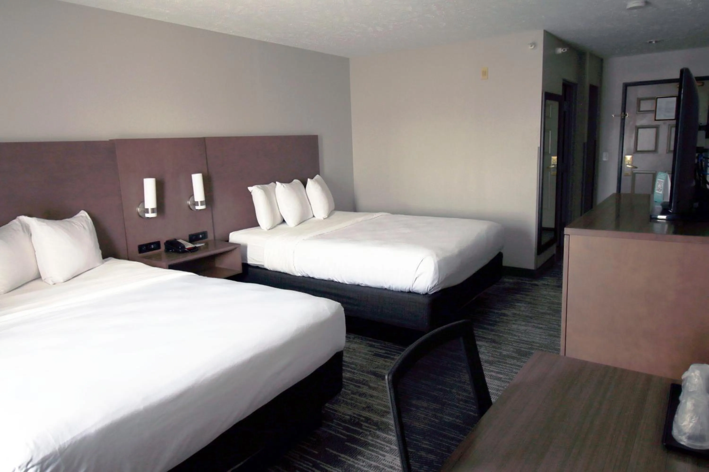Bed in Country Inn & Suites by Radisson, Council Bluffs, IA