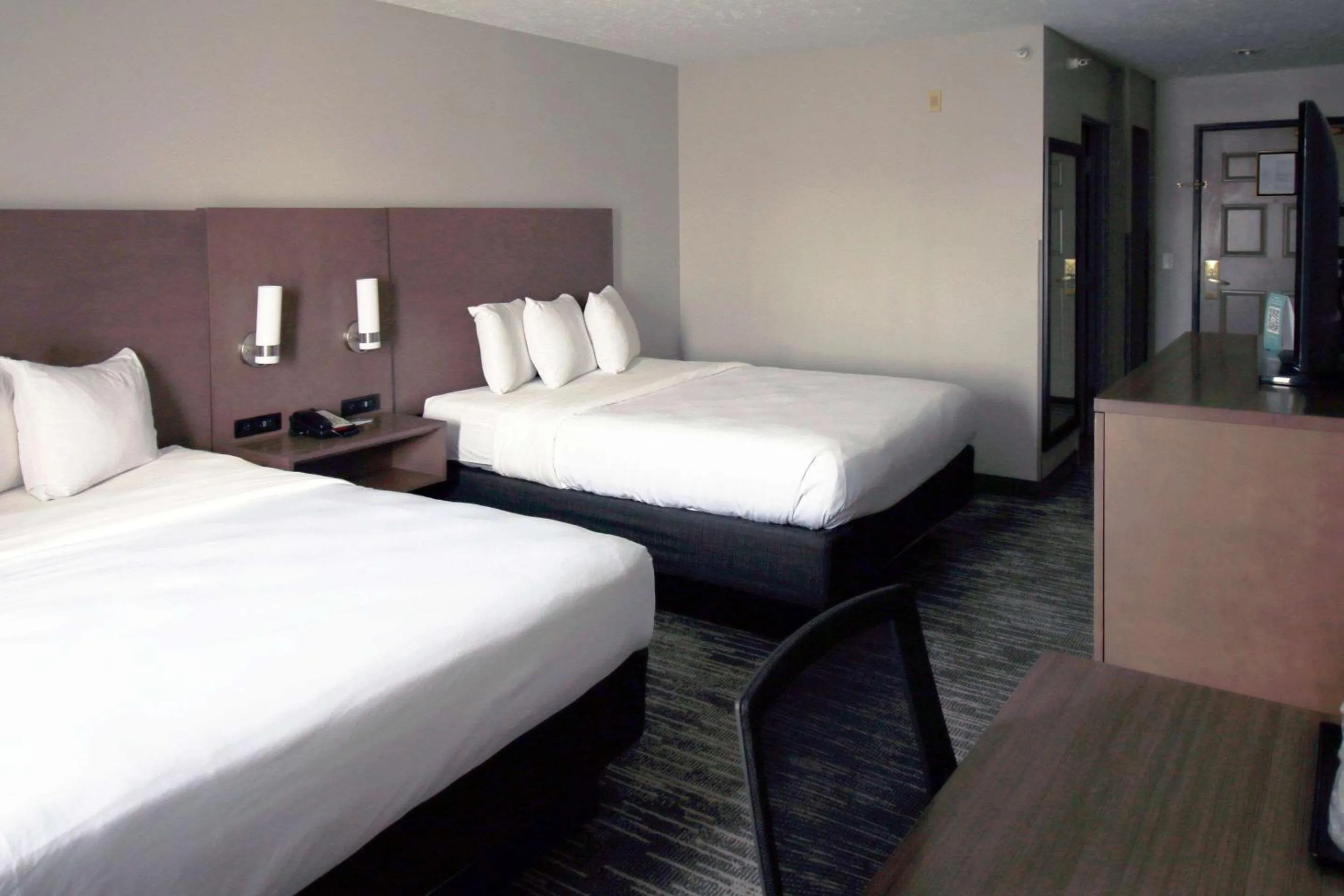 Bedroom, Bed in Country Inn & Suites by Radisson, Council Bluffs, IA