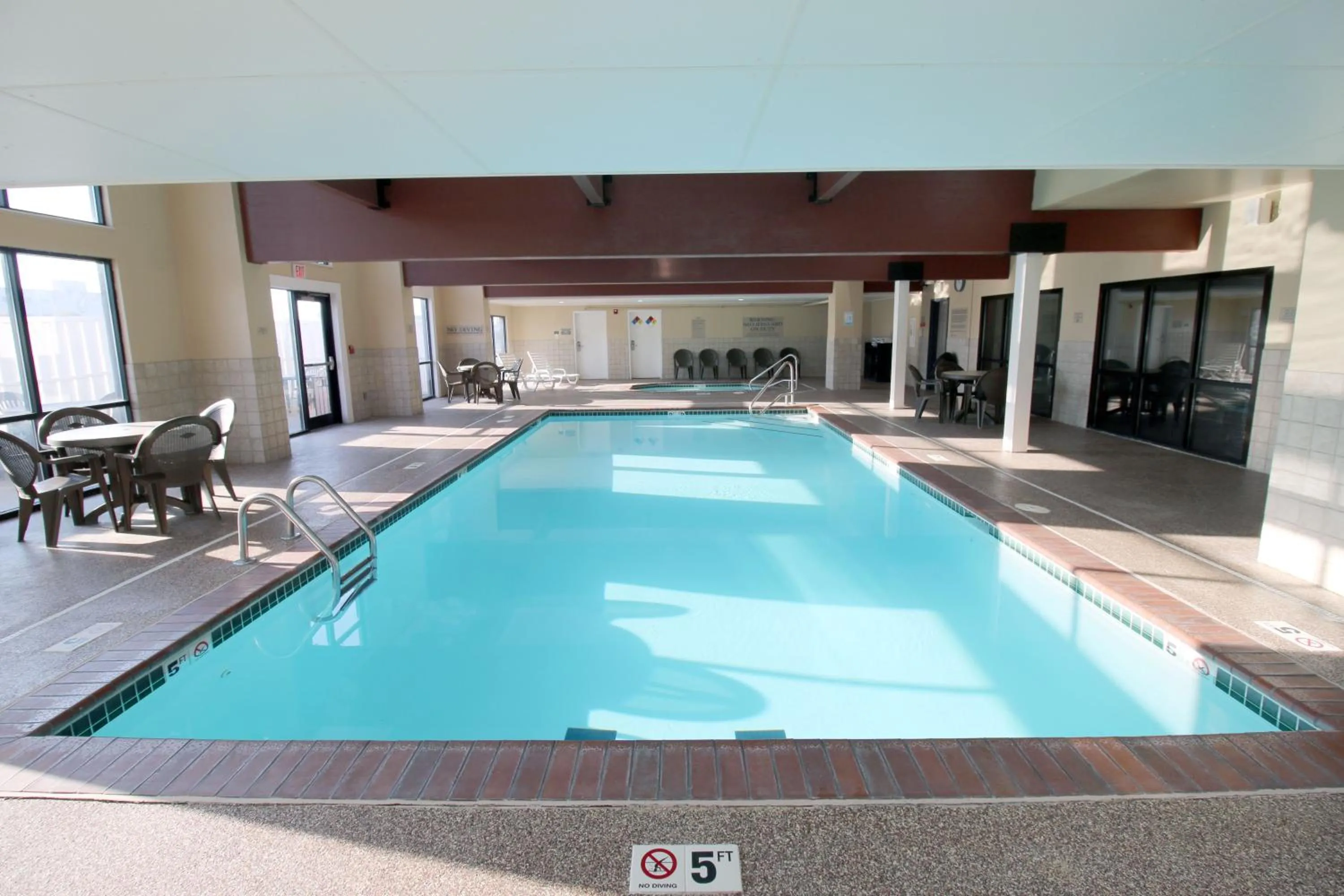 Swimming pool in Country Inn & Suites by Radisson, Council Bluffs, IA