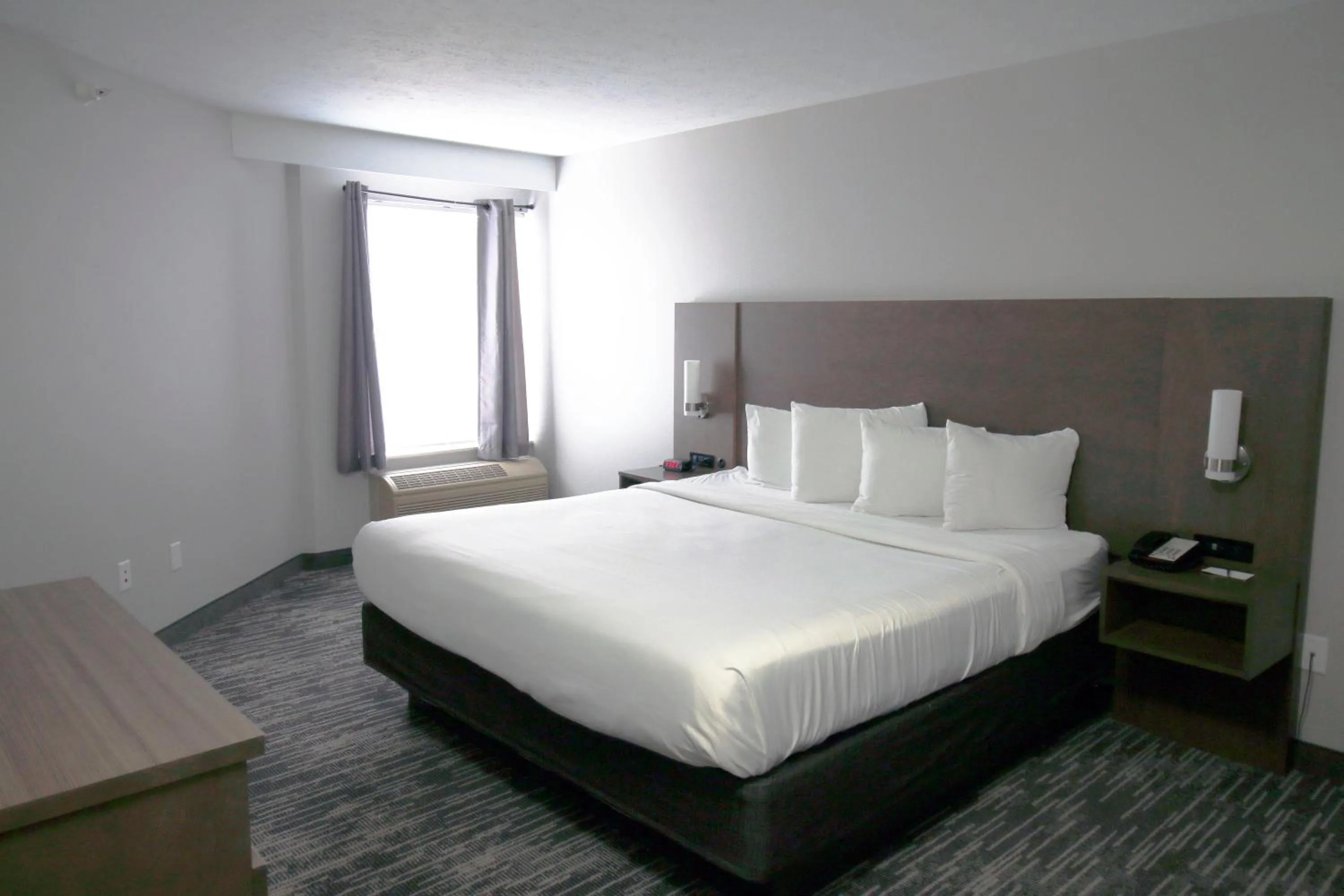 Bed in Country Inn & Suites by Radisson, Council Bluffs, IA